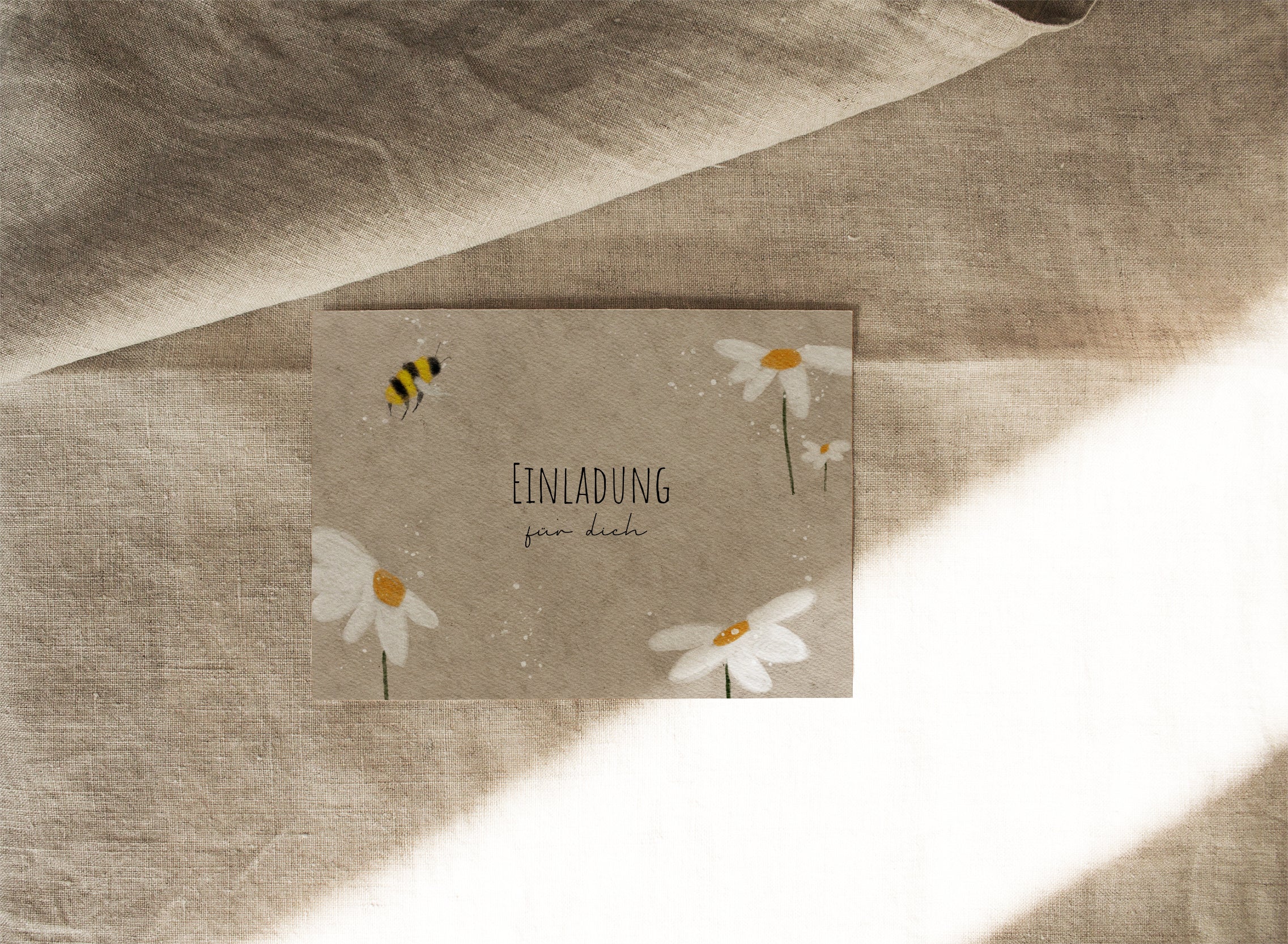 Blumen-Einladungskarten in Beige für den Kindergeburtstag als Set