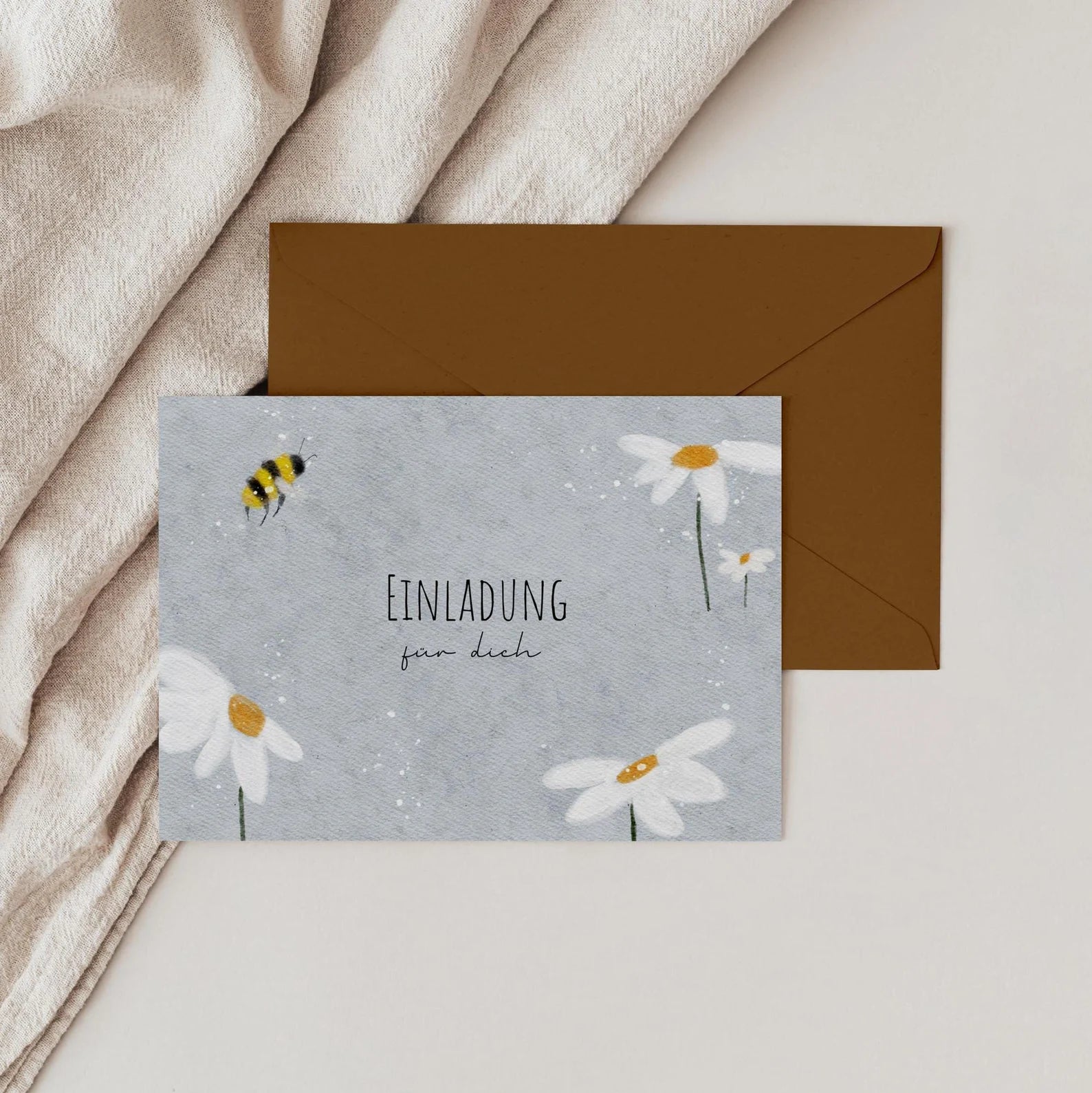 Blumen-Einladungskarte in Blau für den Kindergeburtstag mit passendem Umschlag