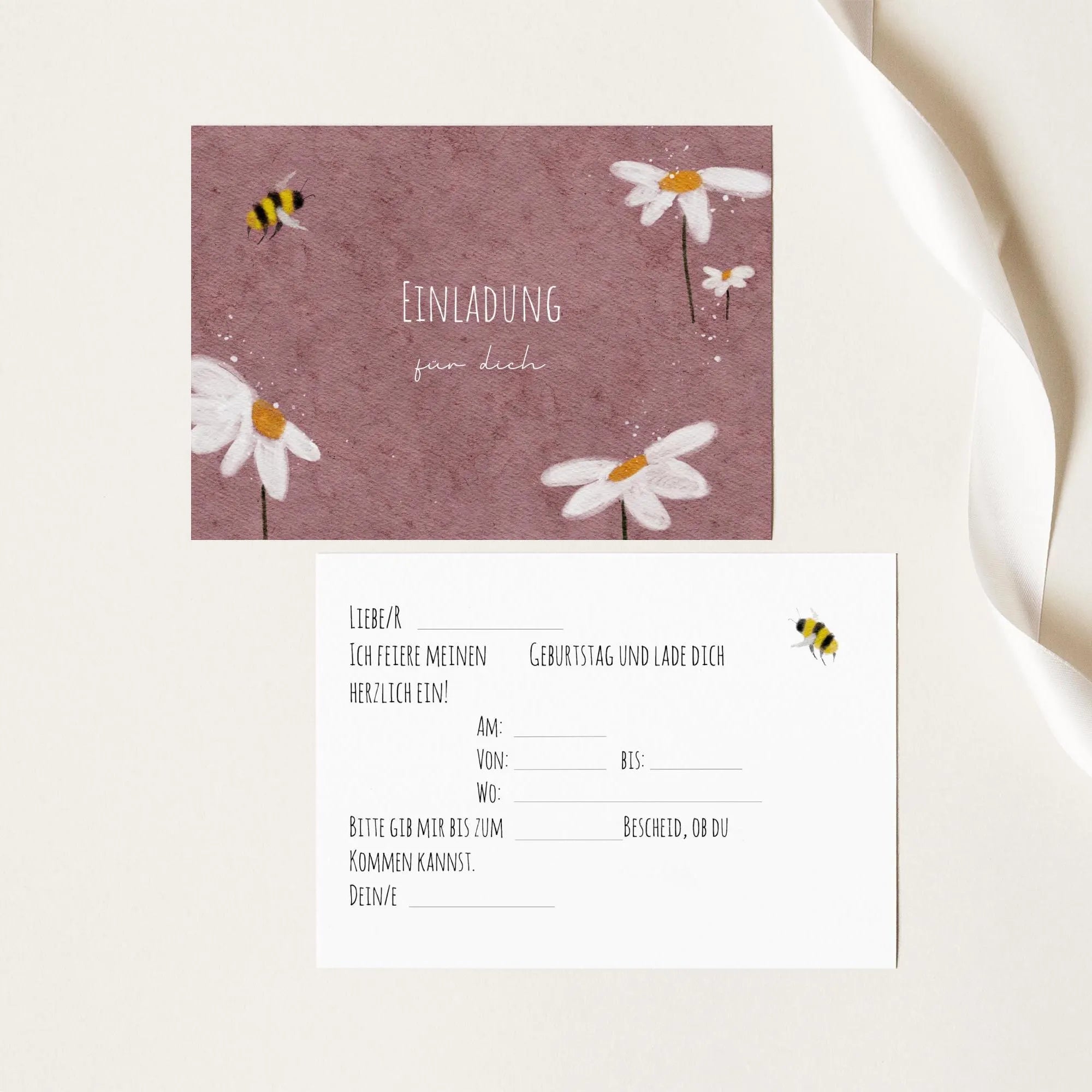 Vorder- und Rückseite der Blumen-Einladungskarte in Rosa für den Kindergeburtstag mit Lückentext