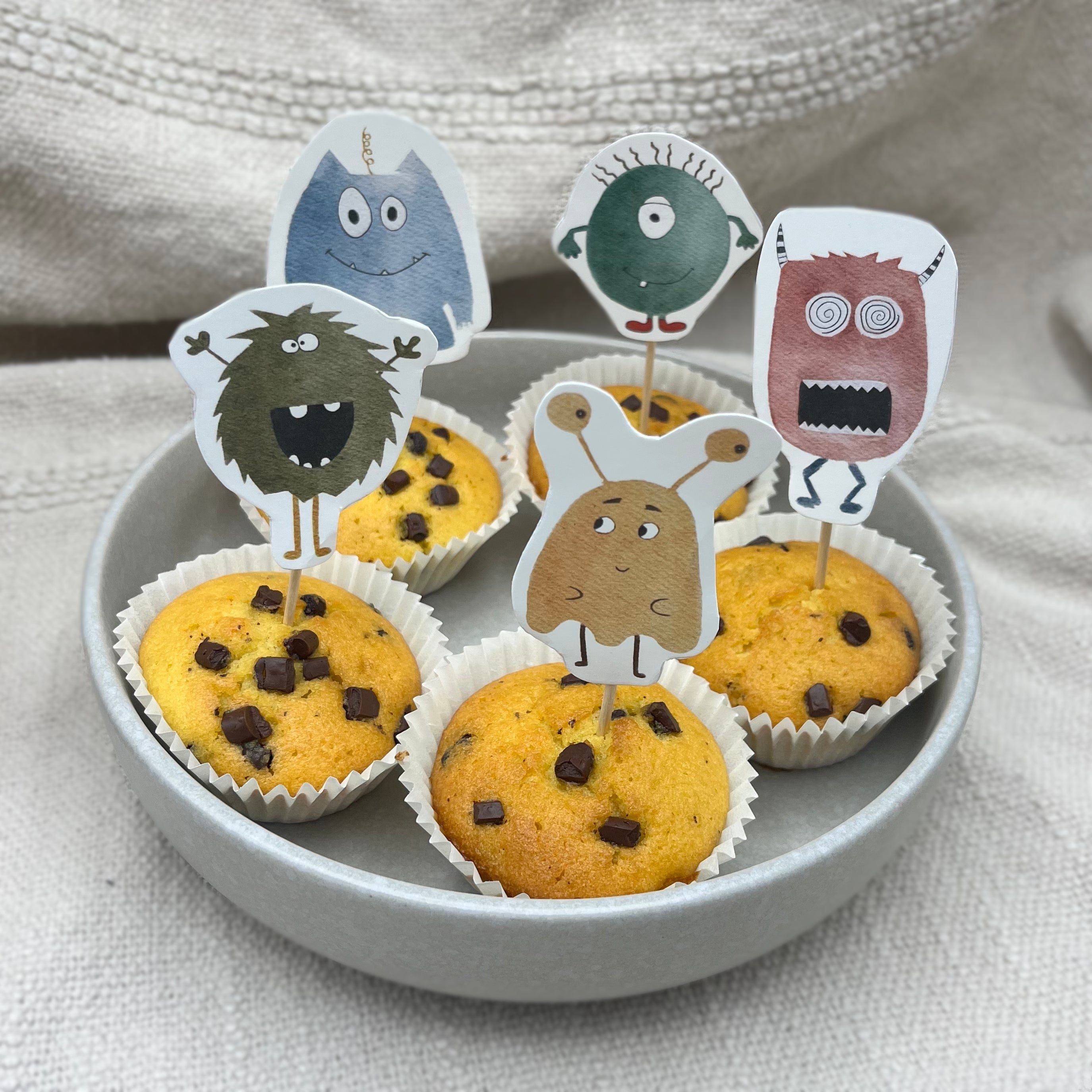 Monster-Caketopper als Dekoration auf einem Geburtstagskuchen für Kinder.
