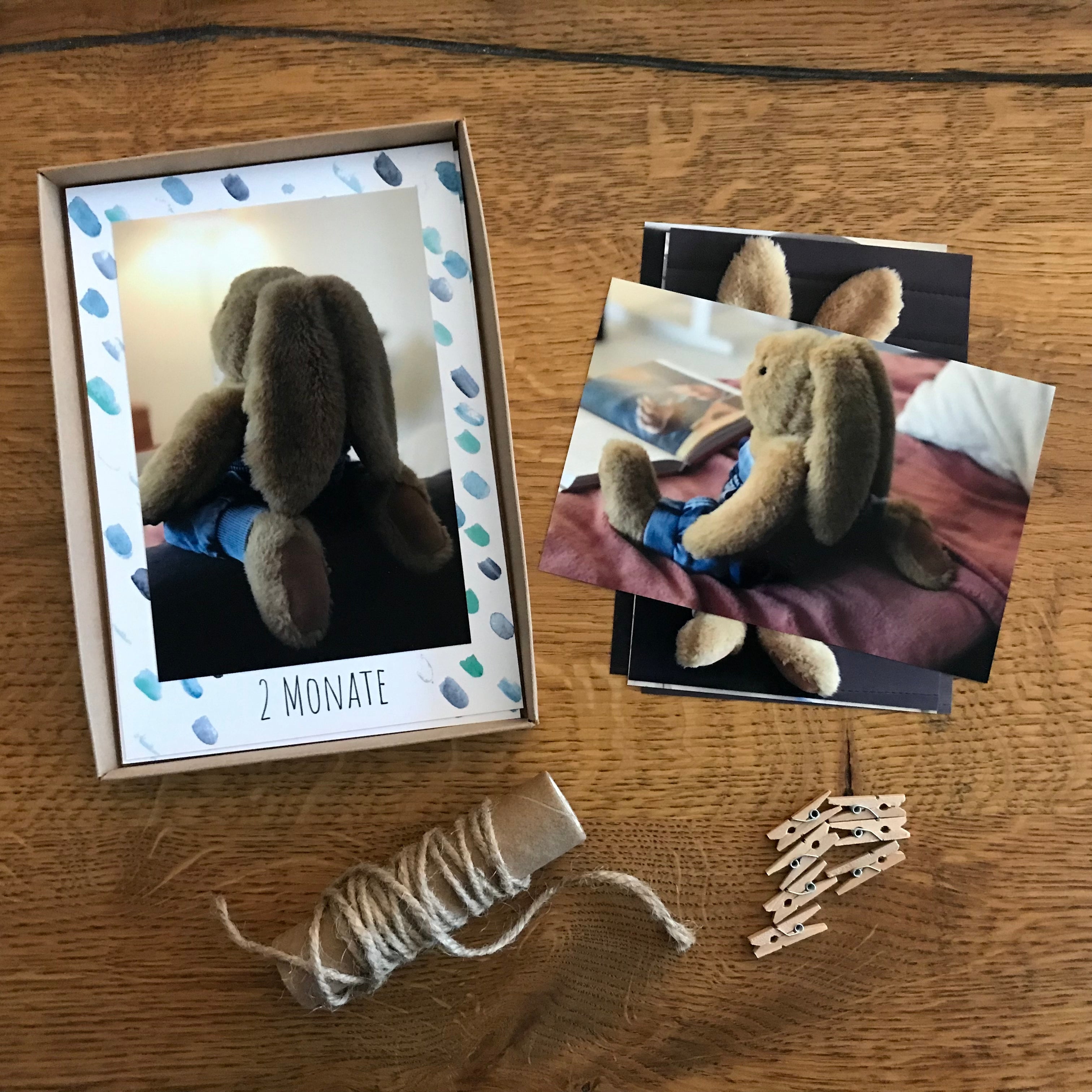 Fotogirlande zum 1. Geburtstag im Motiv Blaue Tupfer als liebevolle Erinnerung an das erste Lebensjahr.