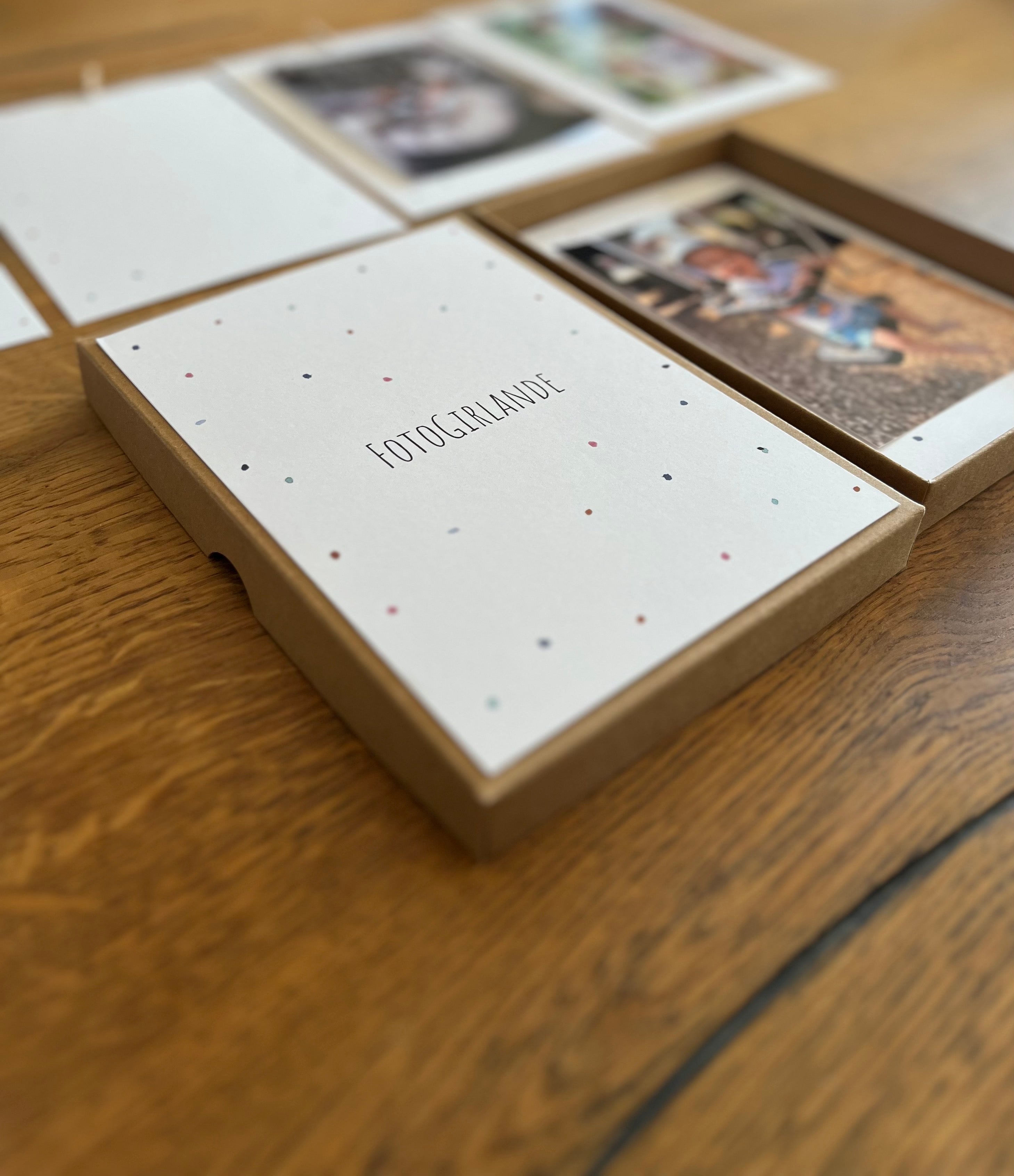 Blanko Fotogirlande mit handillustrierten Karten beim Beschriften – ideal für Erinnerungen, Meilensteine oder liebe Worte.