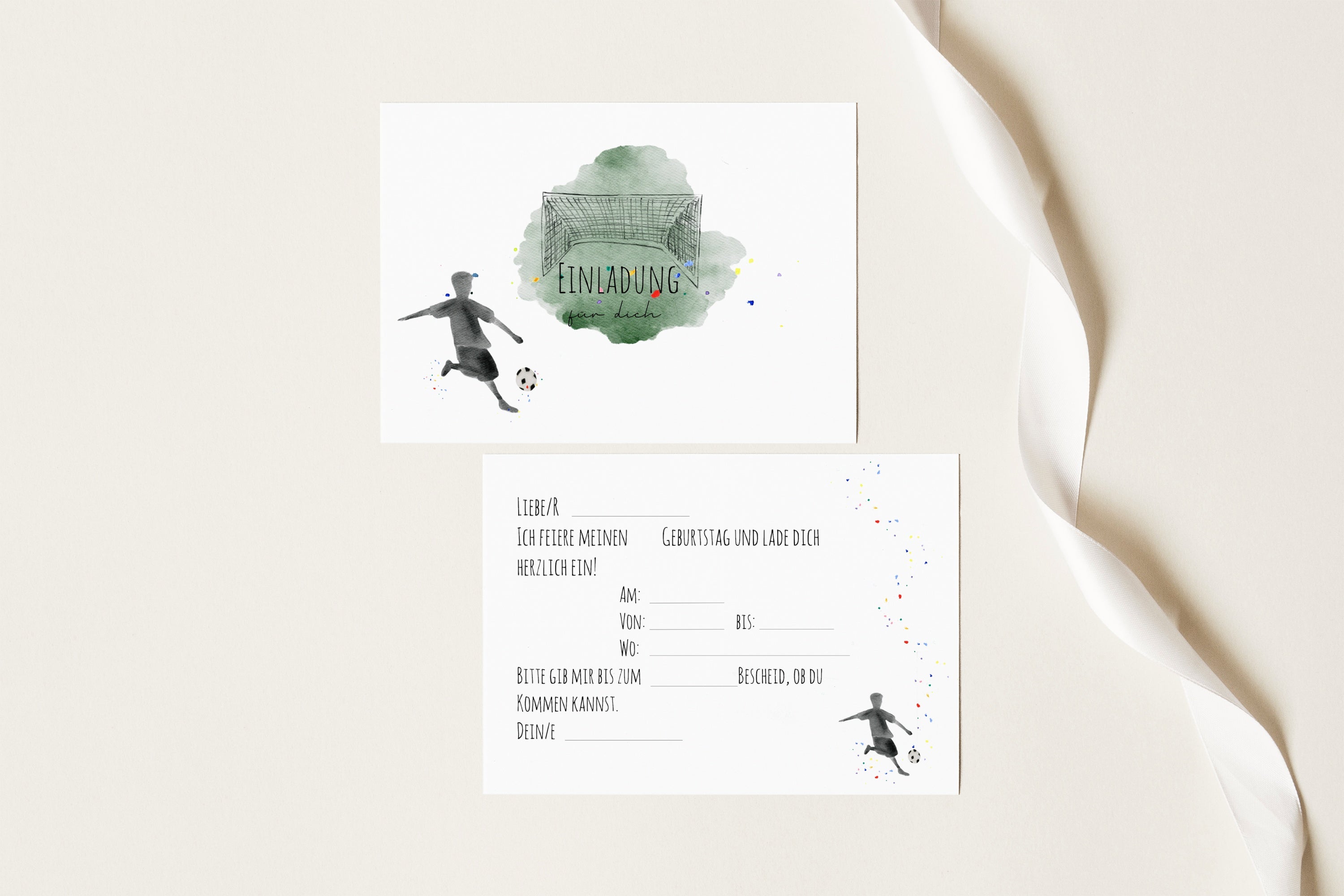 Vorder- und Rückseite der Fußball-Einladungskarte für den Kindergeburtstag mit Lückentext