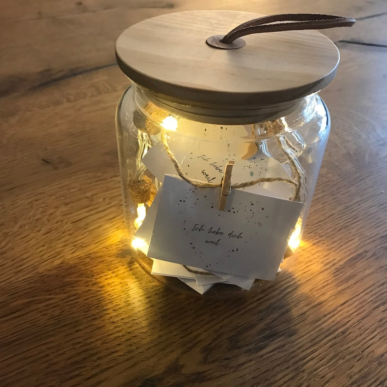 Set-Inhalt der „Ich liebe dich, weil …“-Kärtchen mit Schnur und Mini-Holzklammern.