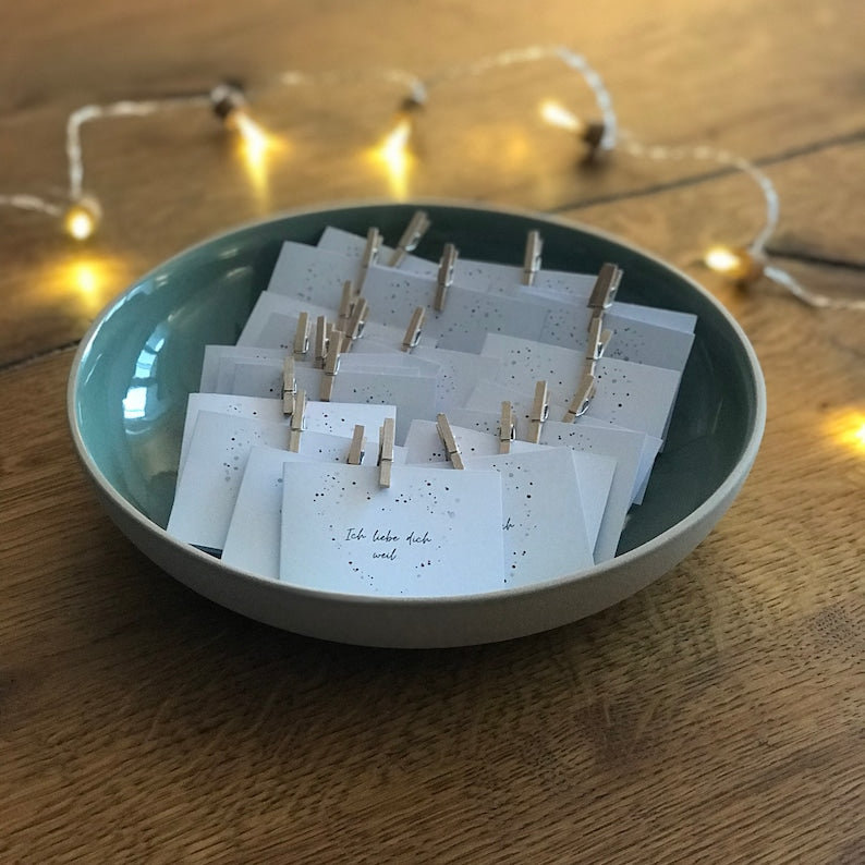 „Ich liebe dich, weil …“-Kärtchen mit Herzmotiv in ruhiger, liebevoller Atmosphäre.