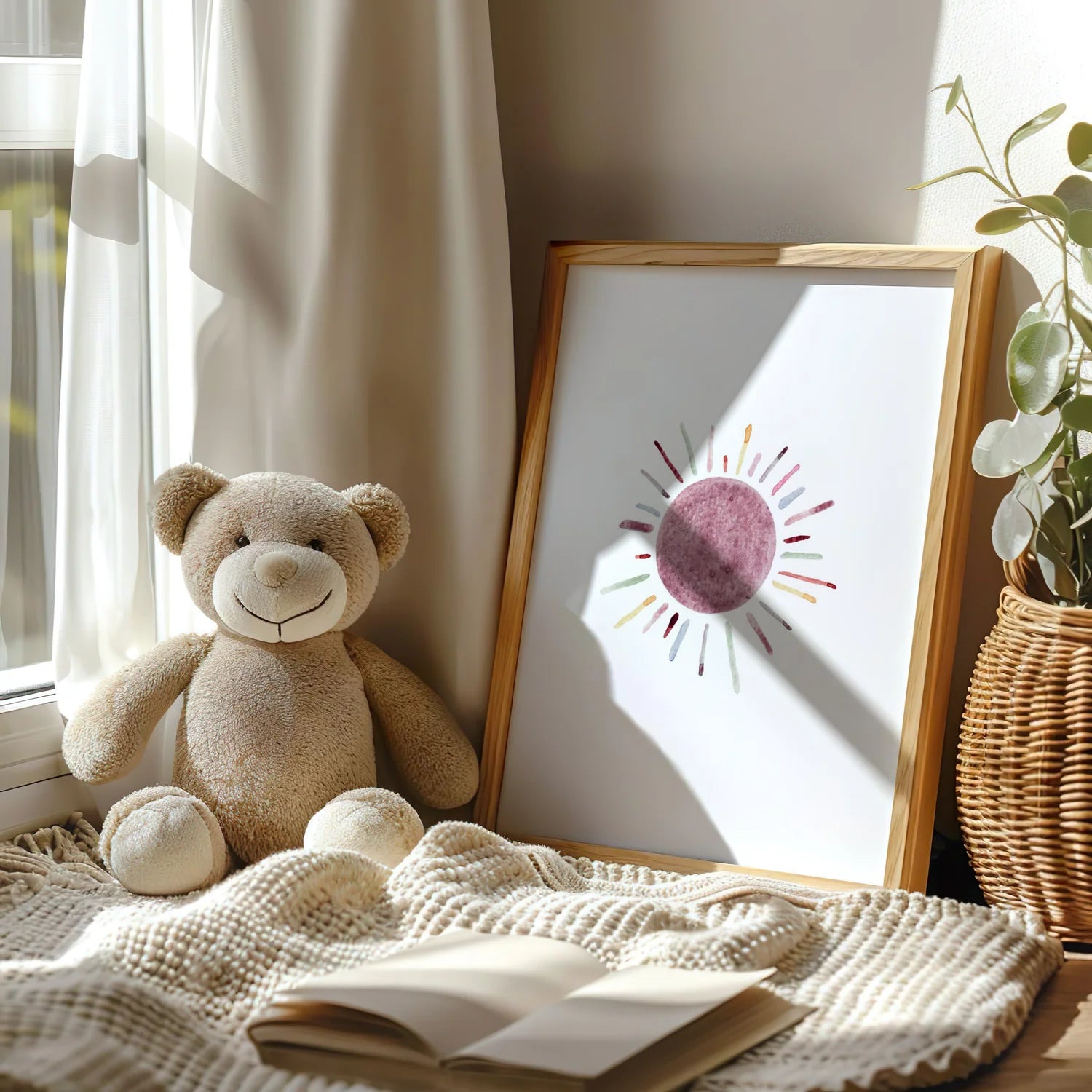 Liebevoll illustriertes Kinderposter mit Sonnenmotiv im Aquarellstil in zarten Rosatönen.