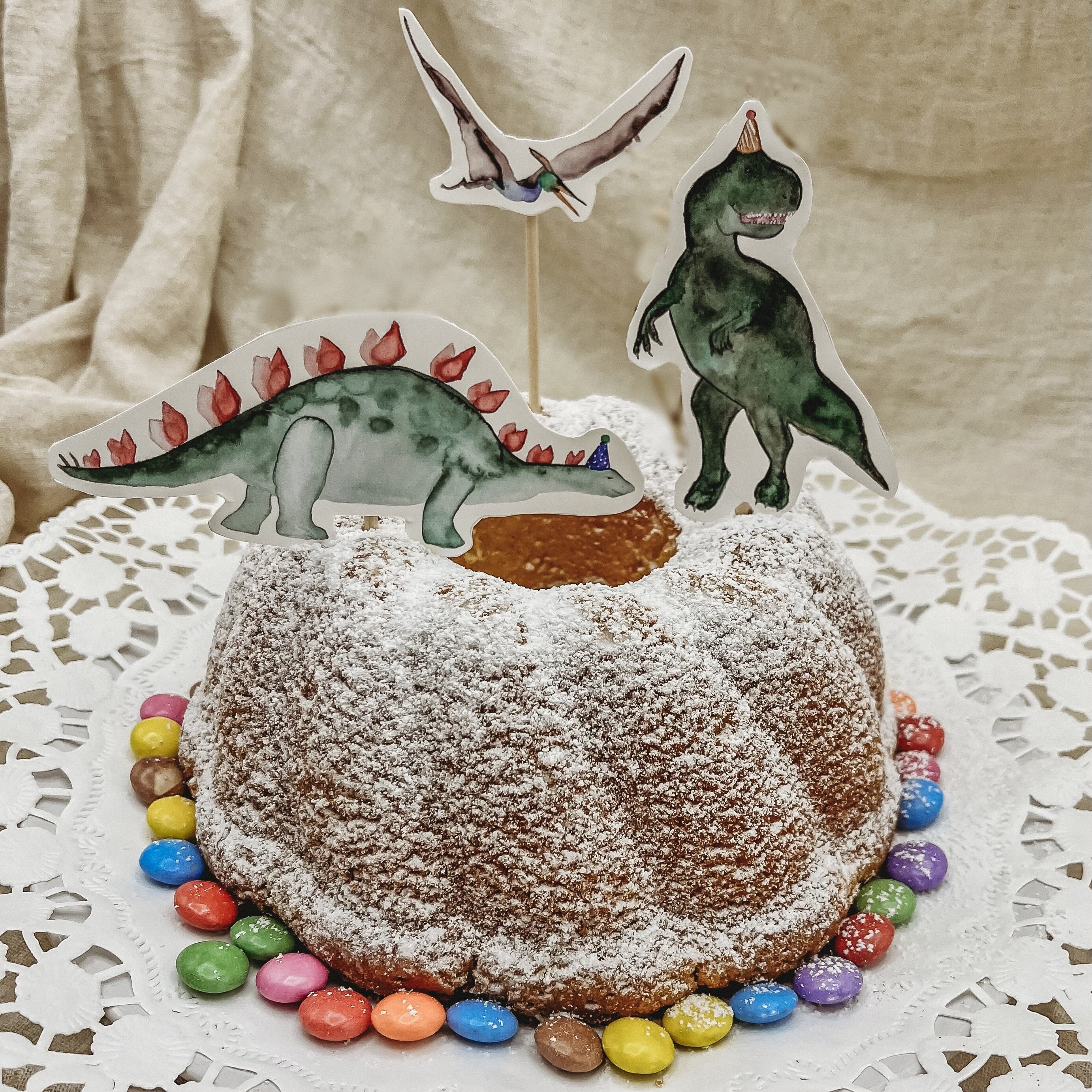 Handgemalter Caketopper mit Dinosauriermotiv für den Kindergeburtstag, zum Selberbasteln.