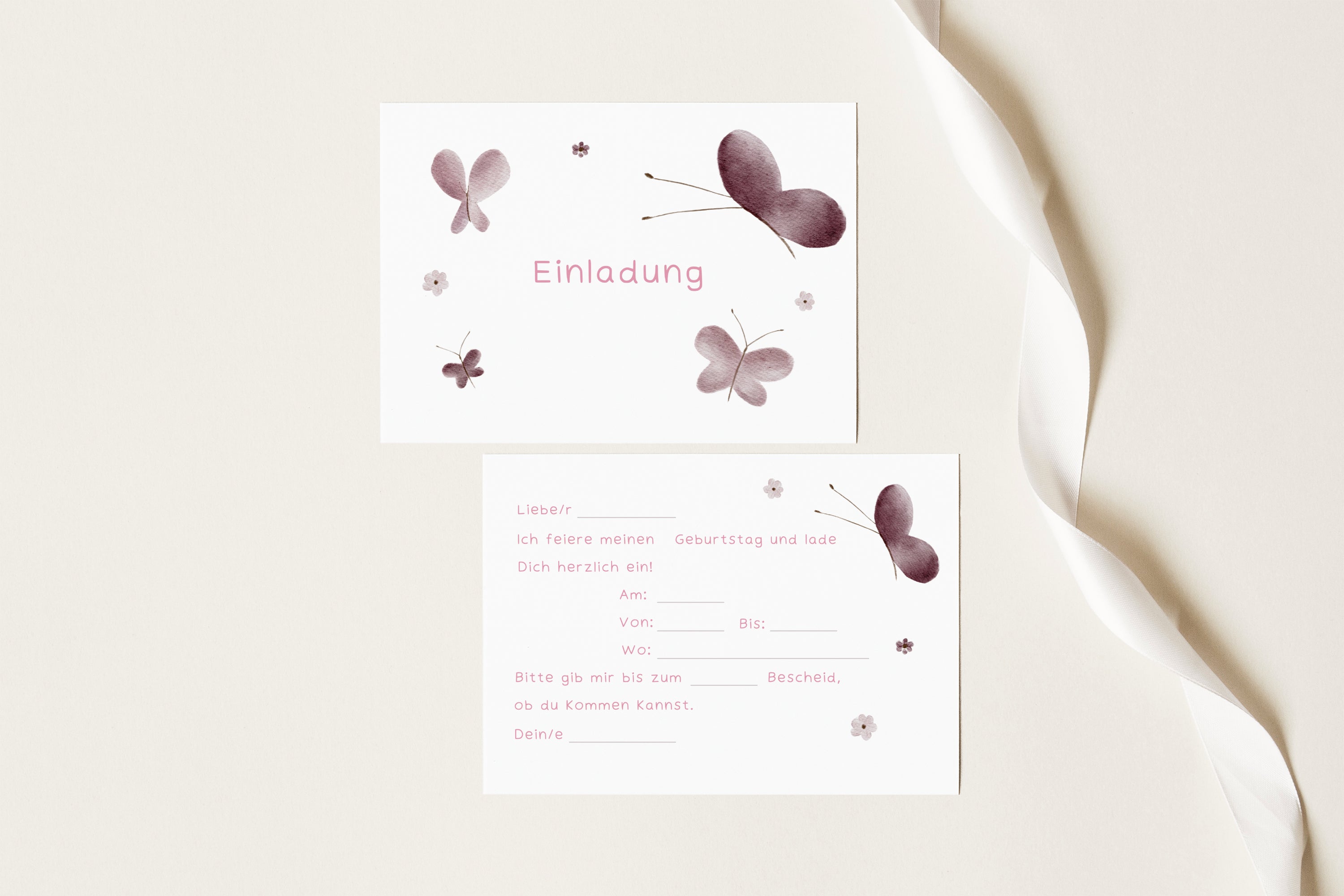 Vorder- und Rückseite der Schmetterlinge-Einladungskarte für den Kindergeburtstag mit Lückentext