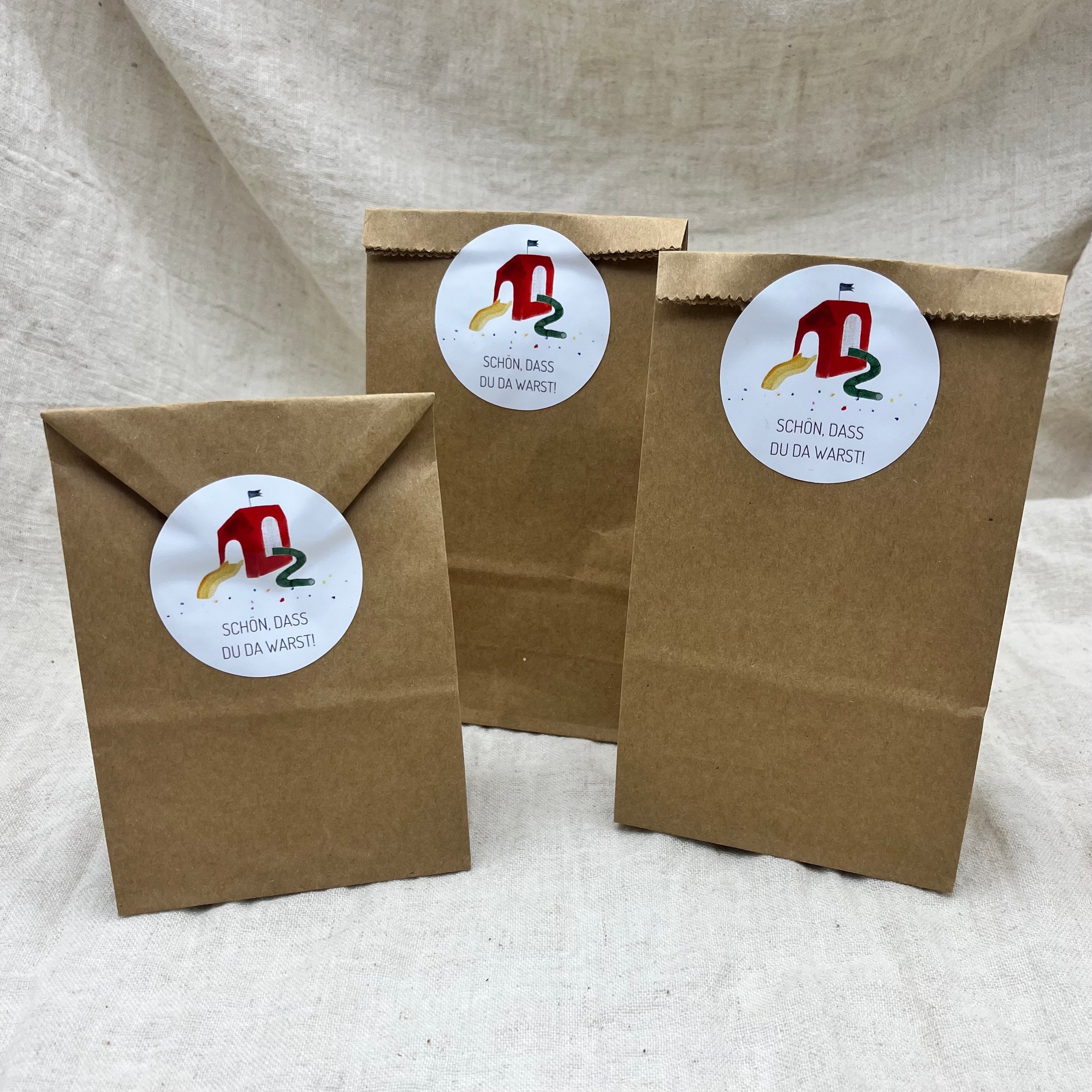 Runde „Schön, dass du da warst“-Sticker auf einer Gastgeschenktüte zum Kindergeburtstag.