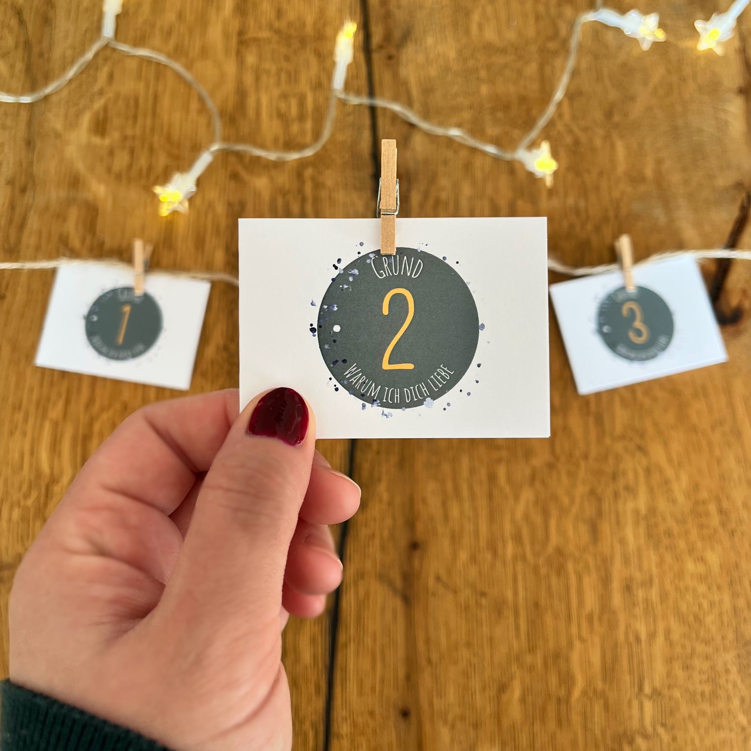 24 Gründe, warum ich dich liebe – handgemalter Adventskalender für persönliche Liebesbotschaften (grün))