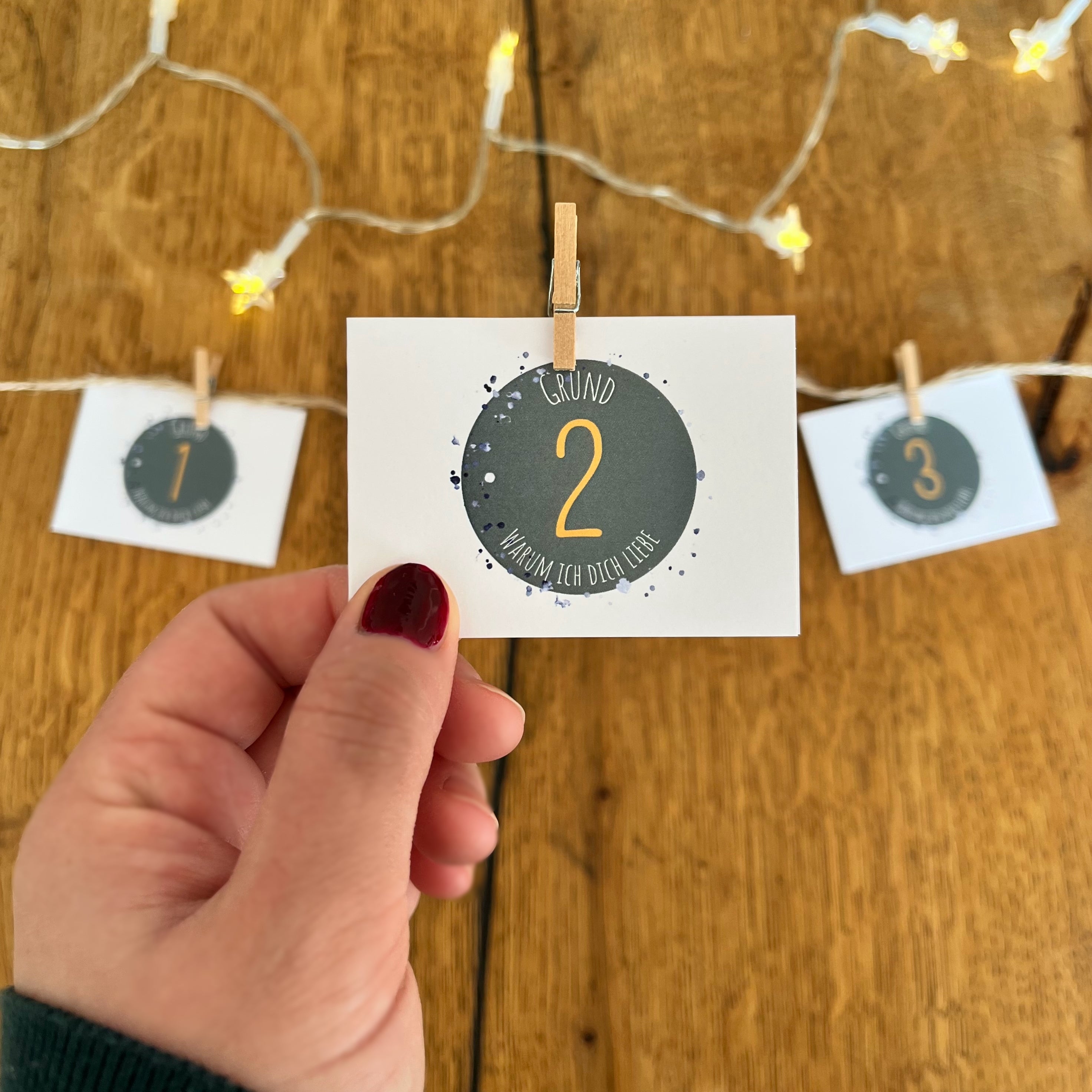 24 Gründe, warum ich dich liebe – handgemalter Adventskalender für persönliche Liebesbotschaften (grün))