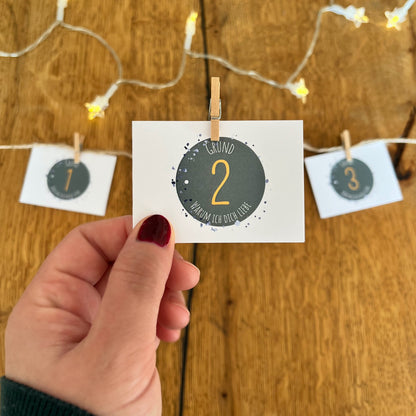 24 Gründe, warum ich dich liebe – handgemalter Adventskalender für persönliche Liebesbotschaften (grün))