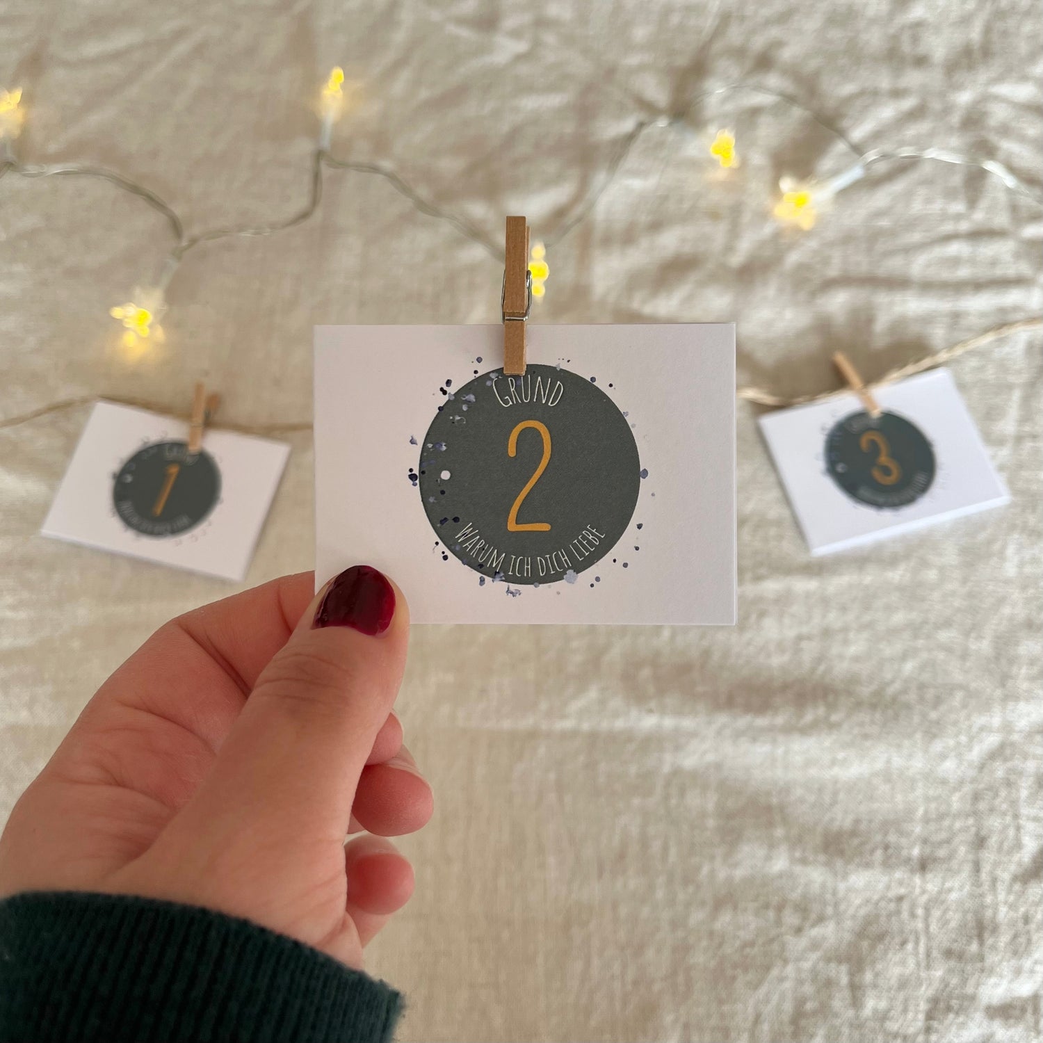 24 Gründe, warum ich dich liebe – handgemalter Adventskalender für persönliche Liebesbotschaften (grün))