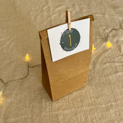 24 Gründe, warum ich dich liebe – handgemalter Adventskalender für persönliche Liebesbotschaften (grün))