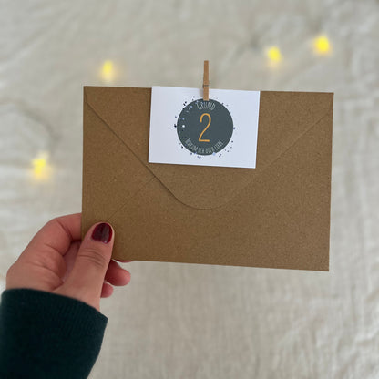 24 Gründe, warum ich dich liebe – handgemalter Adventskalender für persönliche Liebesbotschaften (grün))
