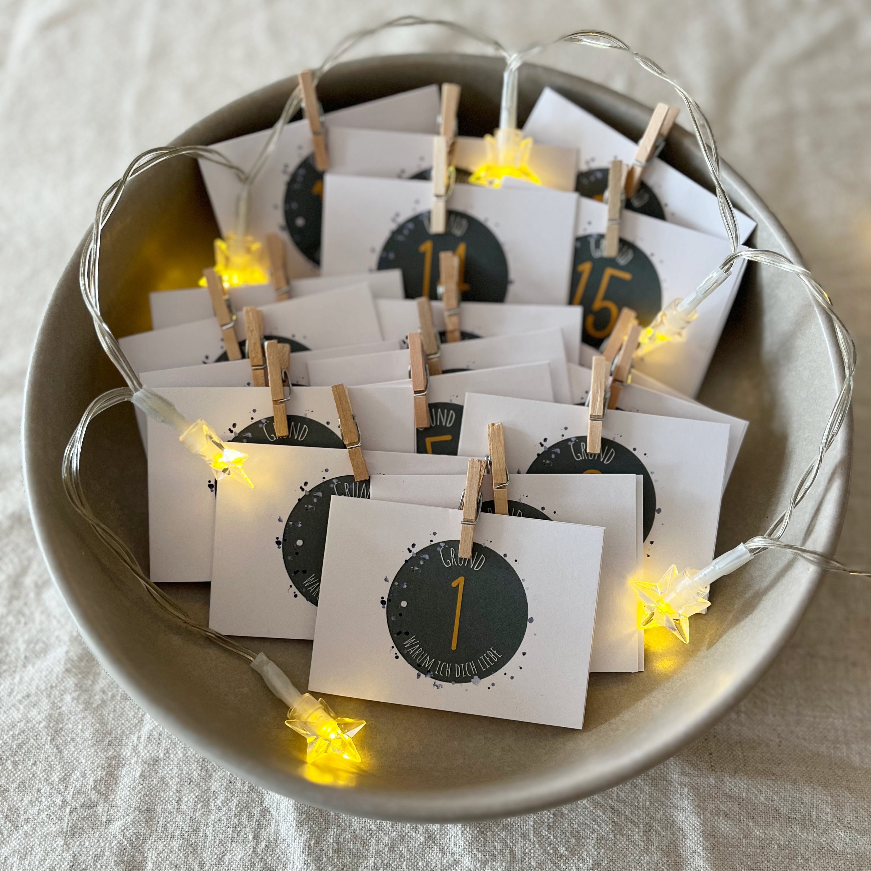 24 Gründe, warum ich dich liebe – handgemalter Adventskalender für persönliche Liebesbotschaften (grün))