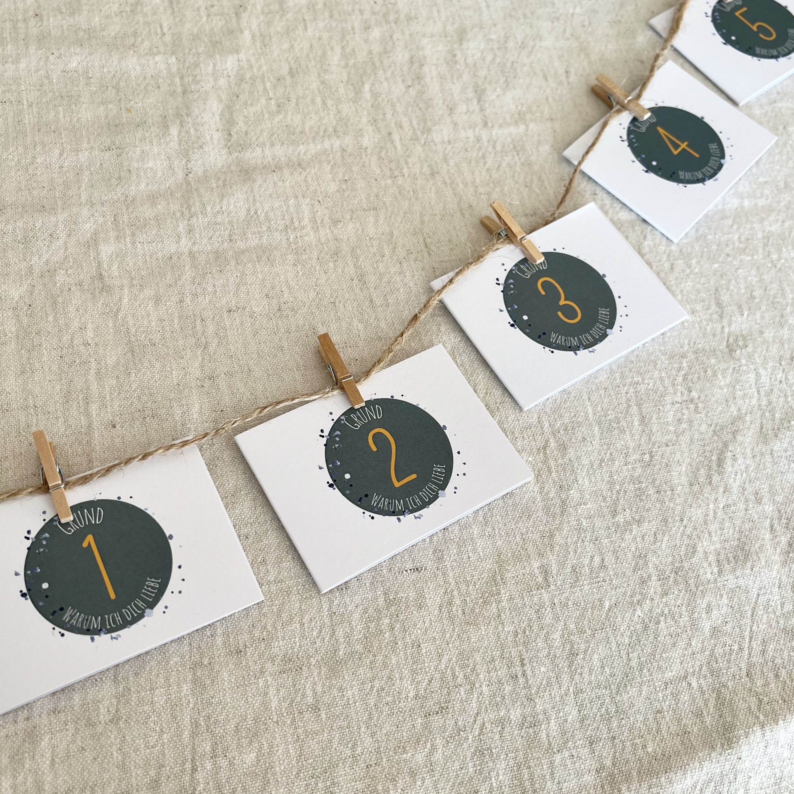 24 Gründe, warum ich dich liebe – handgemalter Adventskalender für persönliche Liebesbotschaften (grün))