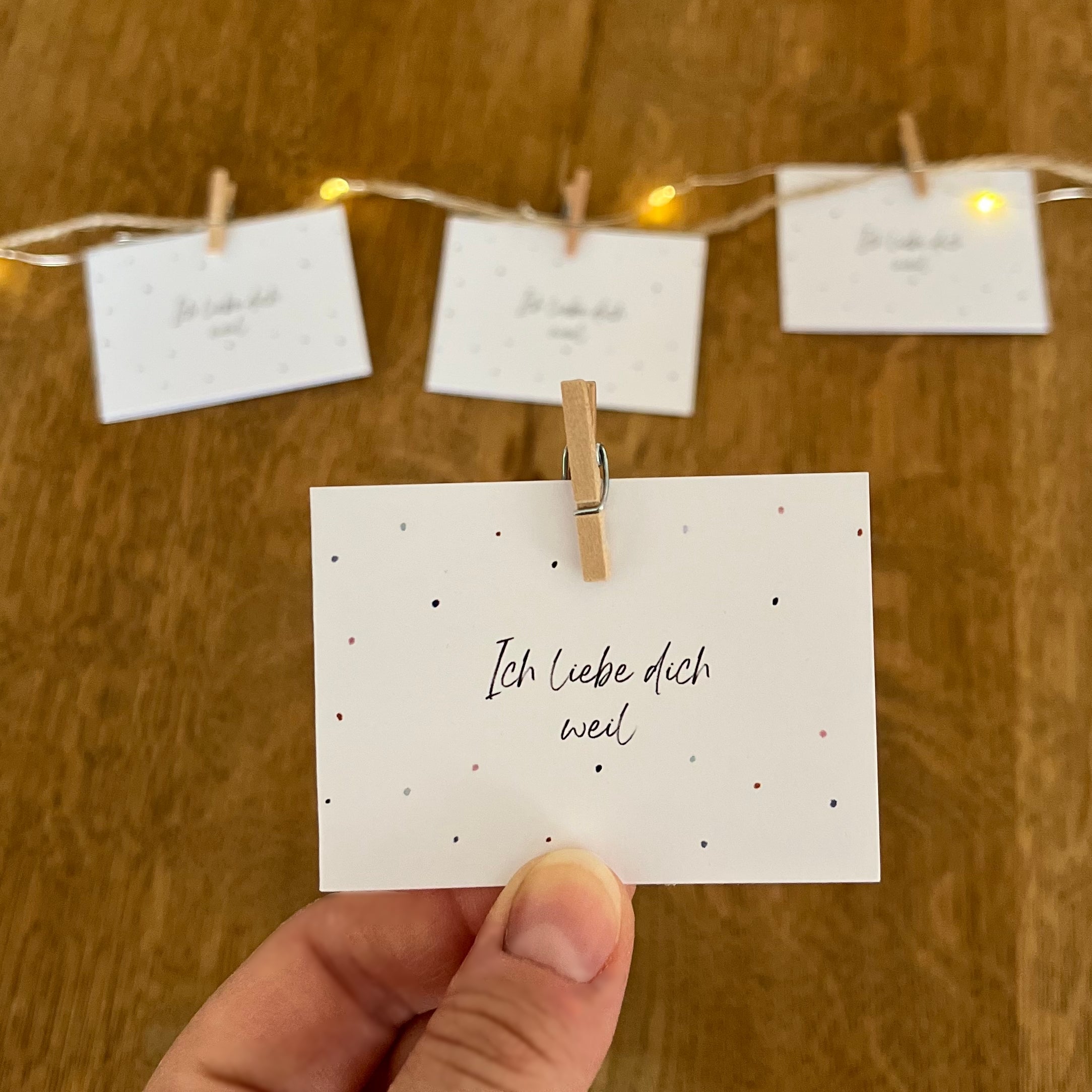 Handgemalte „Ich liebe dich, weil …“-Kärtchen mit Tupfermotiv als Set.