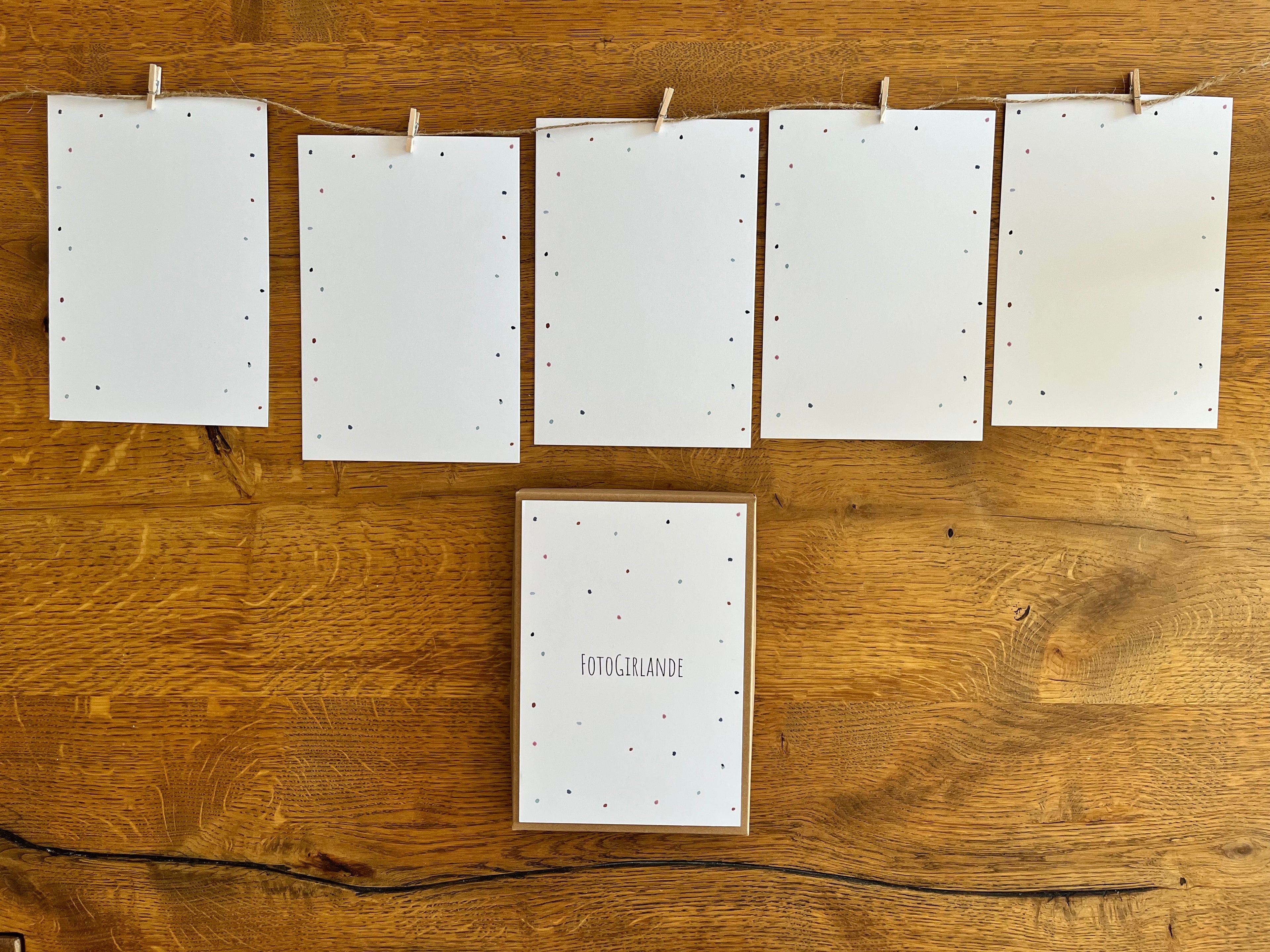 Stapel unbeschrifteter Karten der Fotogirlande Tupfer aus hochwertigem Papier – ohne Text, frei gestaltbar.