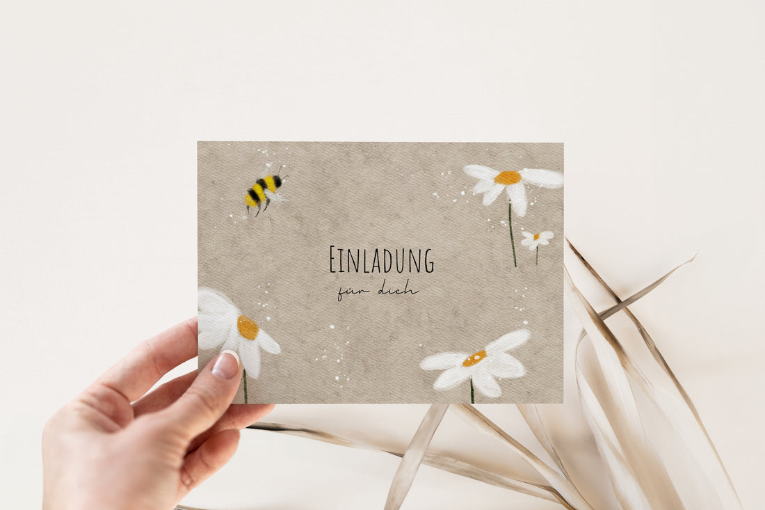 Handgemalte Blumen-Einladungskarte in Beige für den Kindergeburtstag