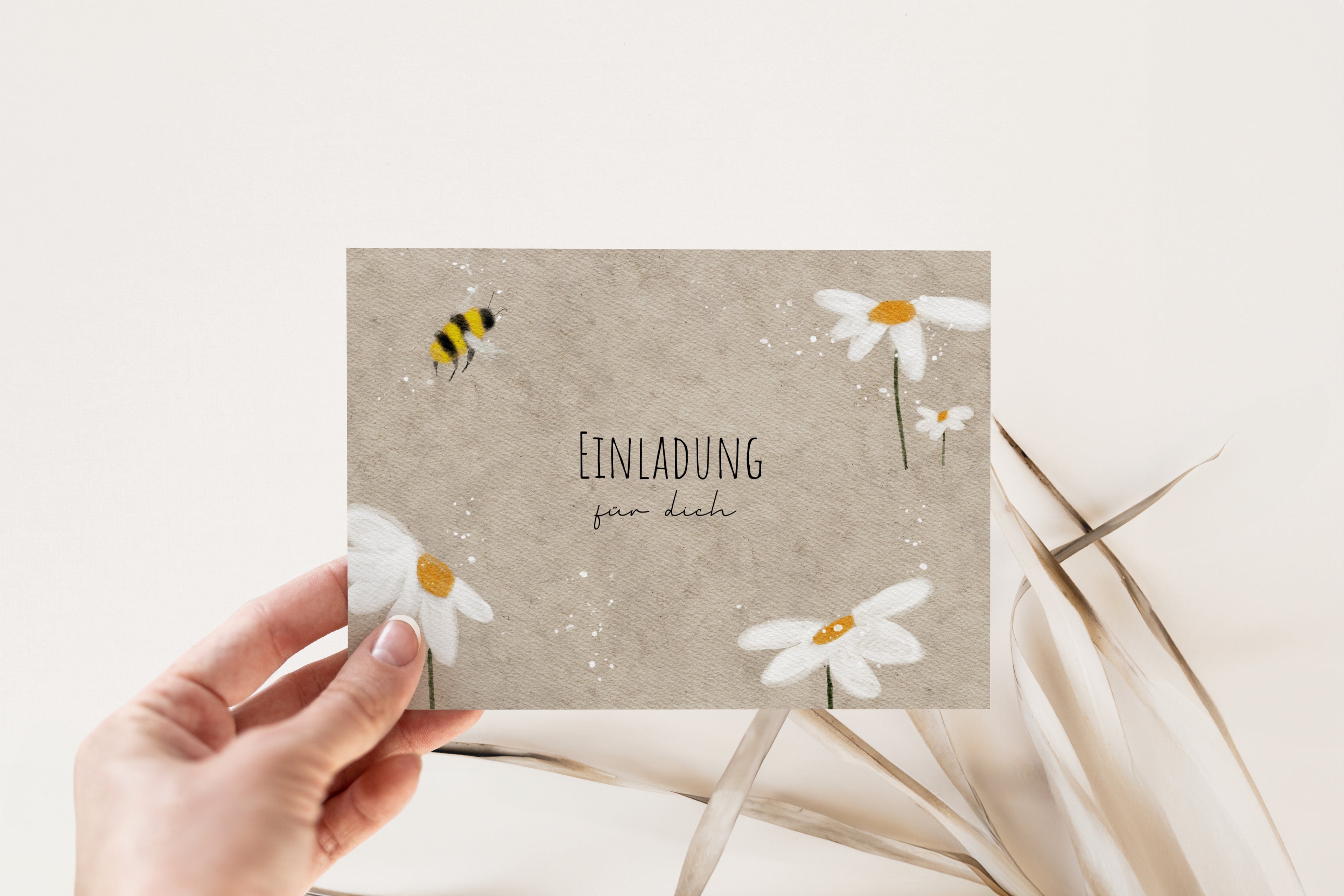Handgemalte Blumen-Einladungskarte in Beige für den Kindergeburtstag