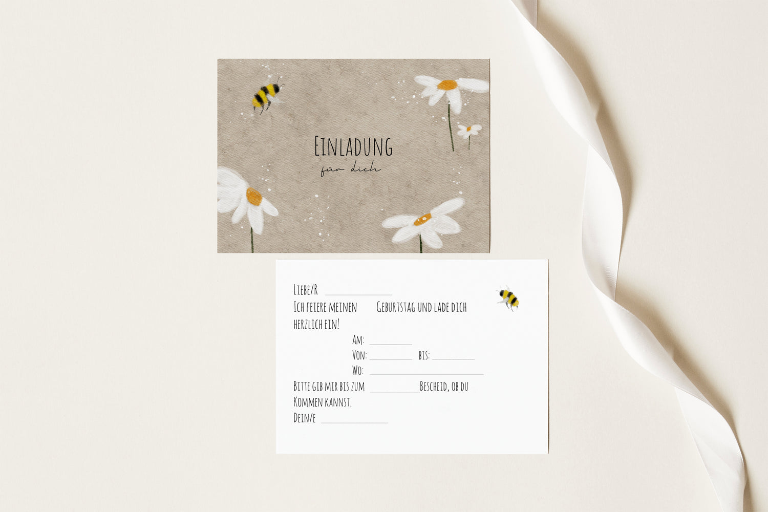 Vorder- und Rückseite der Blumen-Einladungskarte in Beige für den Kindergeburtstag mit Lückentext