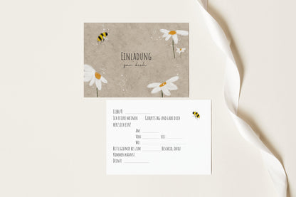 Vorder- und Rückseite der Blumen-Einladungskarte in Beige für den Kindergeburtstag mit Lückentext