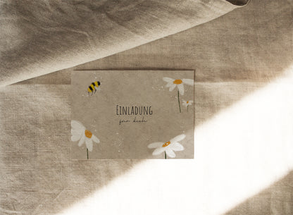 Blumen-Einladungskarten in Beige für den Kindergeburtstag als Set