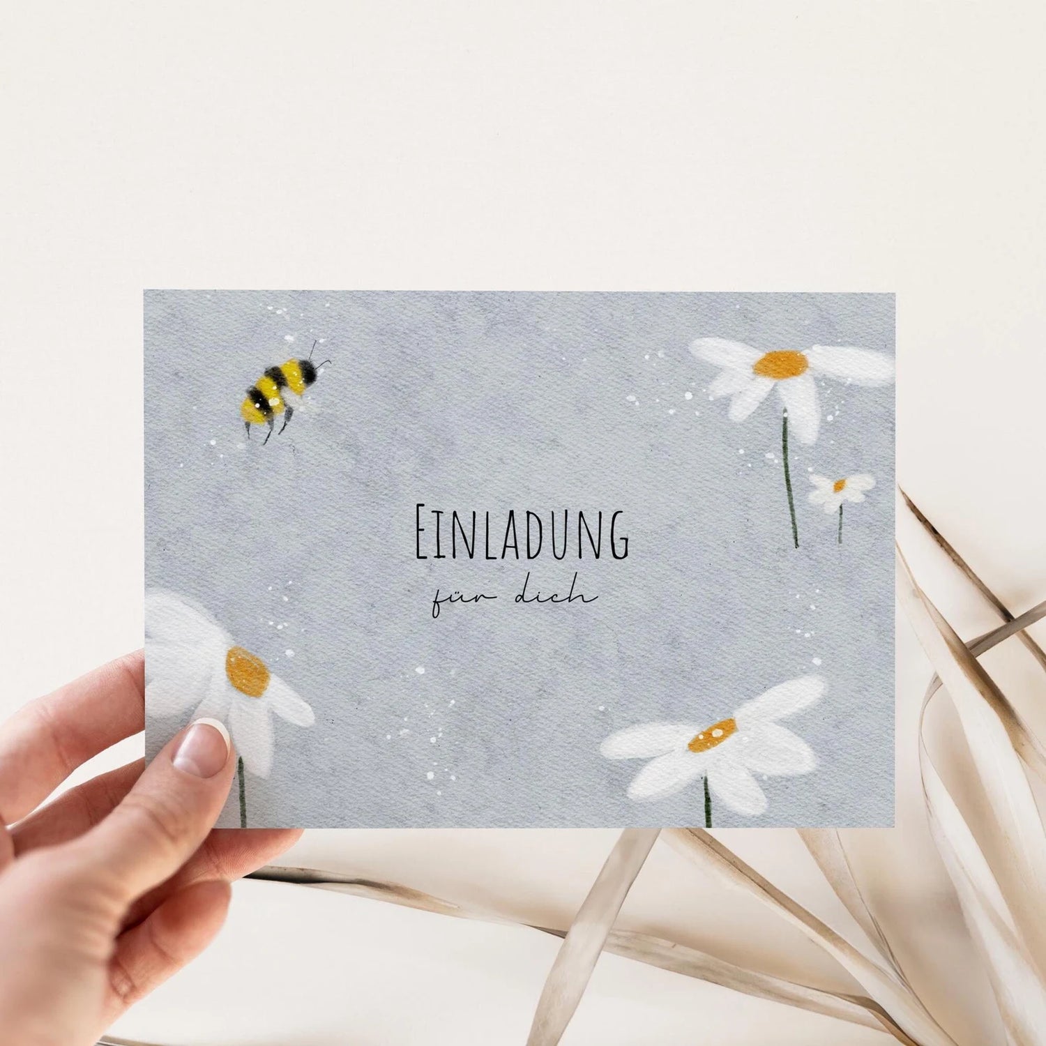 Handgemalte Blumen-Einladungskarte in Blau für den Kindergeburtstag