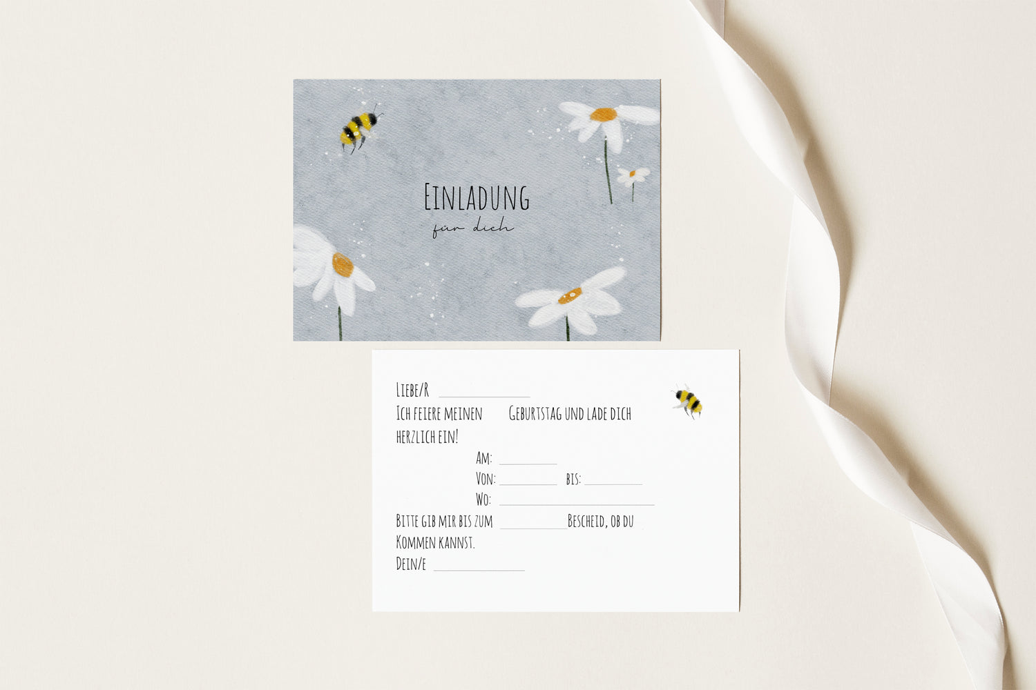 Vorder- und Rückseite der Blumen-Einladungskarte in Blau für den Kindergeburtstag mit Lückentext