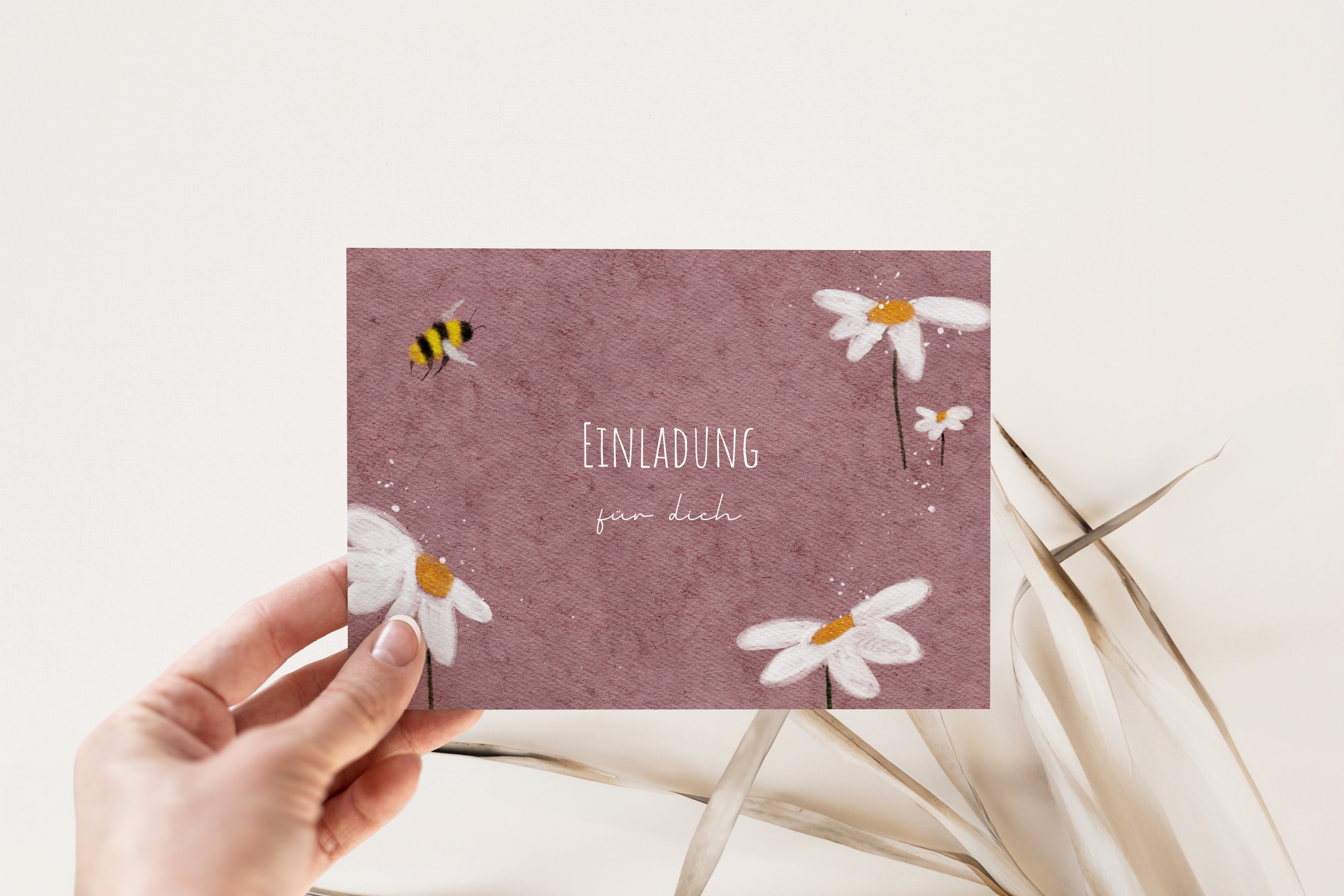 Handgemalte Blumen-Einladungskarte in Rosa für den Kindergeburtstag