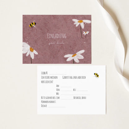 Vorder- und Rückseite der Blumen-Einladungskarte in Rosa für den Kindergeburtstag mit Lückentext
