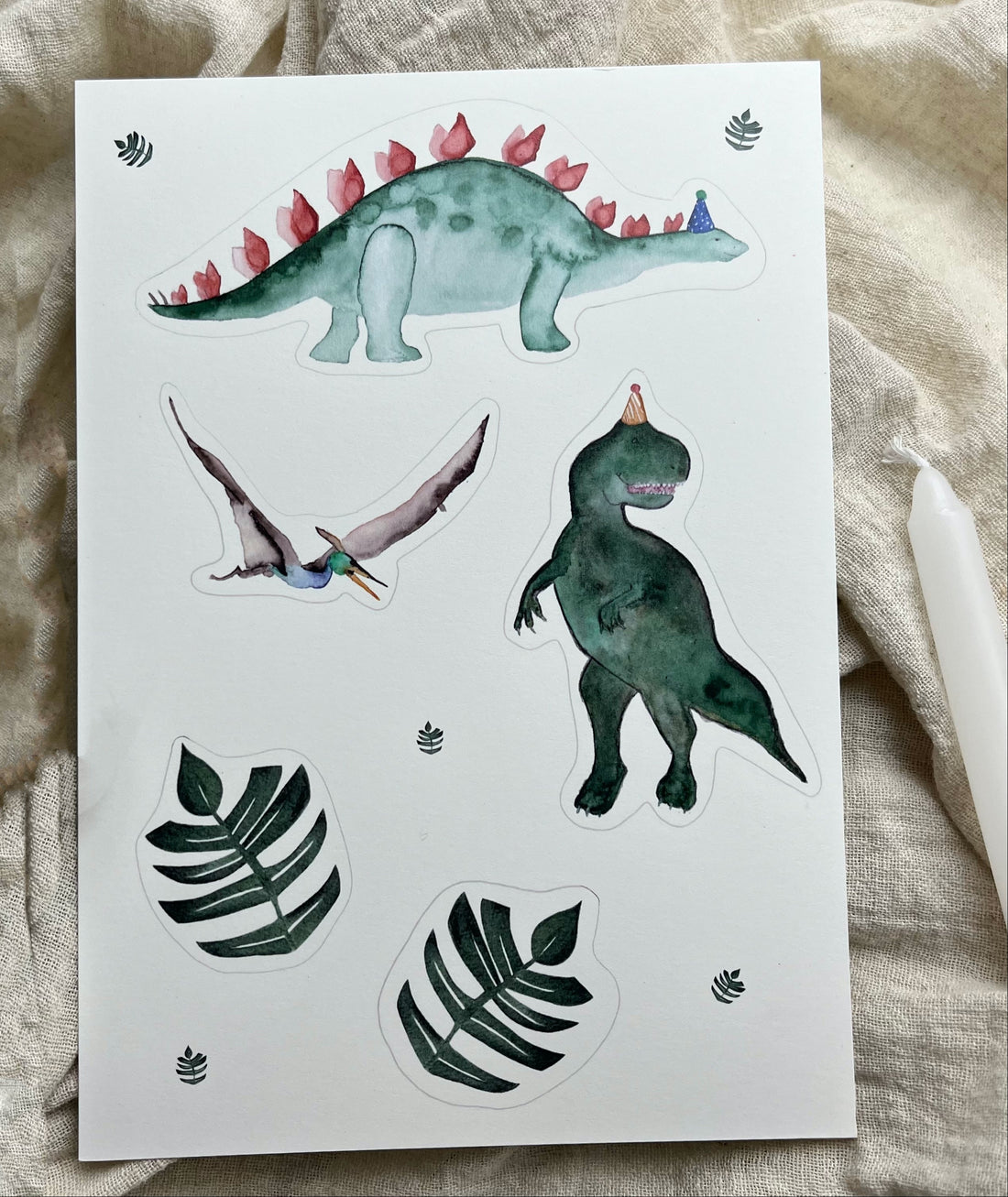 Detailansicht des Dino-Caketoppers mit handillustrierter Dinosaurierzeichnung.