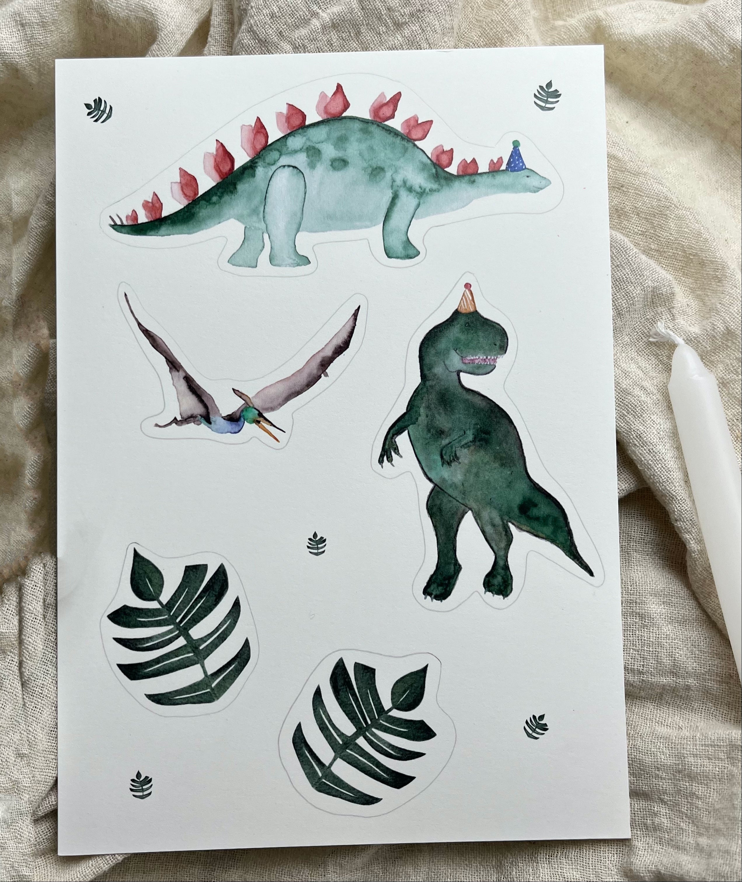 Detailansicht des Dino-Caketoppers mit handillustrierter Dinosaurierzeichnung.