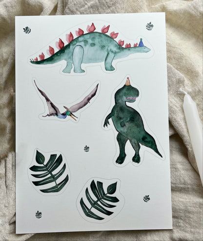 Detailansicht des Dino-Caketoppers mit handillustrierter Dinosaurierzeichnung.