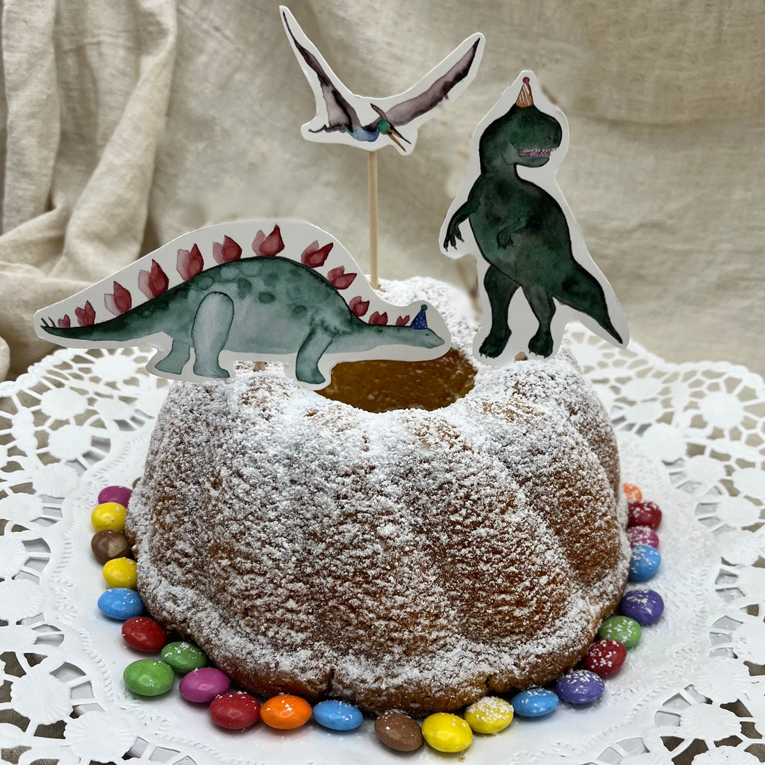 Handgemalter Caketopper mit Dinosauriermotiv für den Kindergeburtstag, zum Selberbasteln.