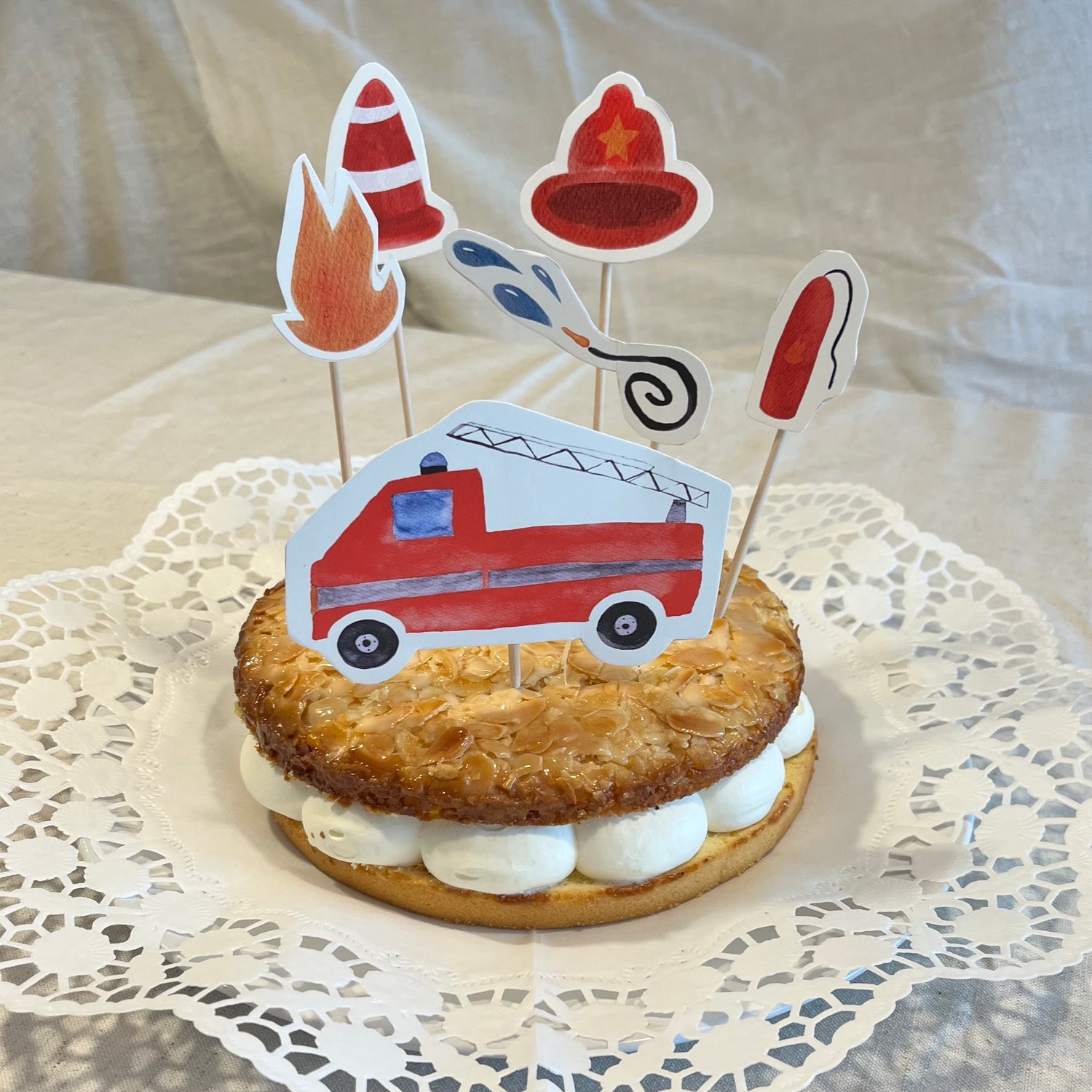 Detailansicht des Feuerwehr-Caketoppers mit handillustriertem Feuerwehrauto.