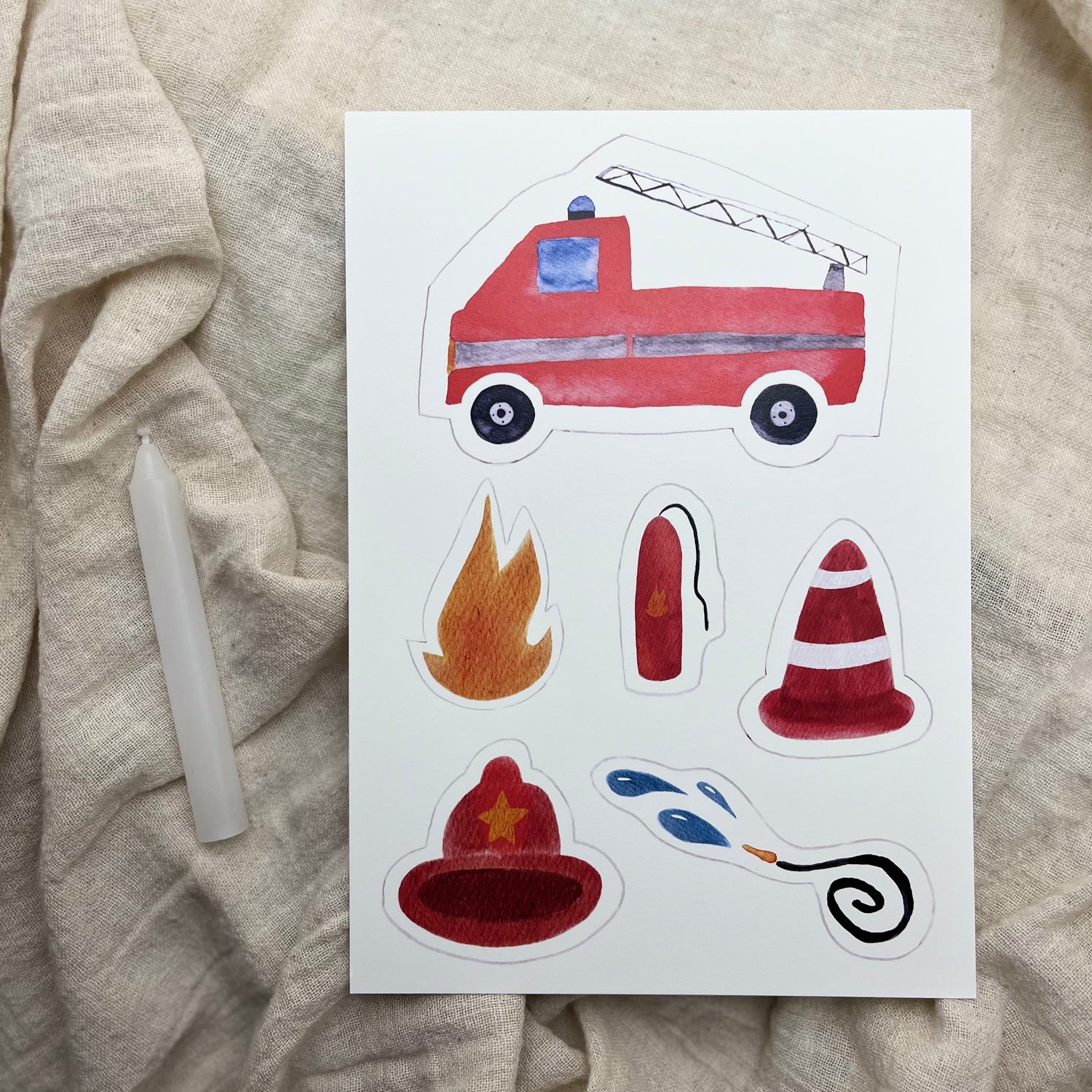 Feuerwehr-Caketopper als Dekoration auf einem Geburtstagskuchen für Kinder.