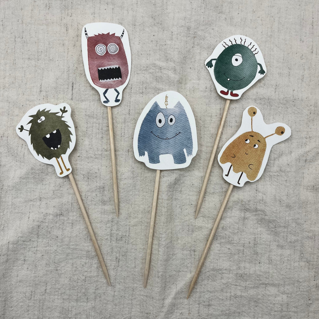 Handgemalter Caketopper mit Monstermotiv für den Kindergeburtstag, zum Selberbasteln.