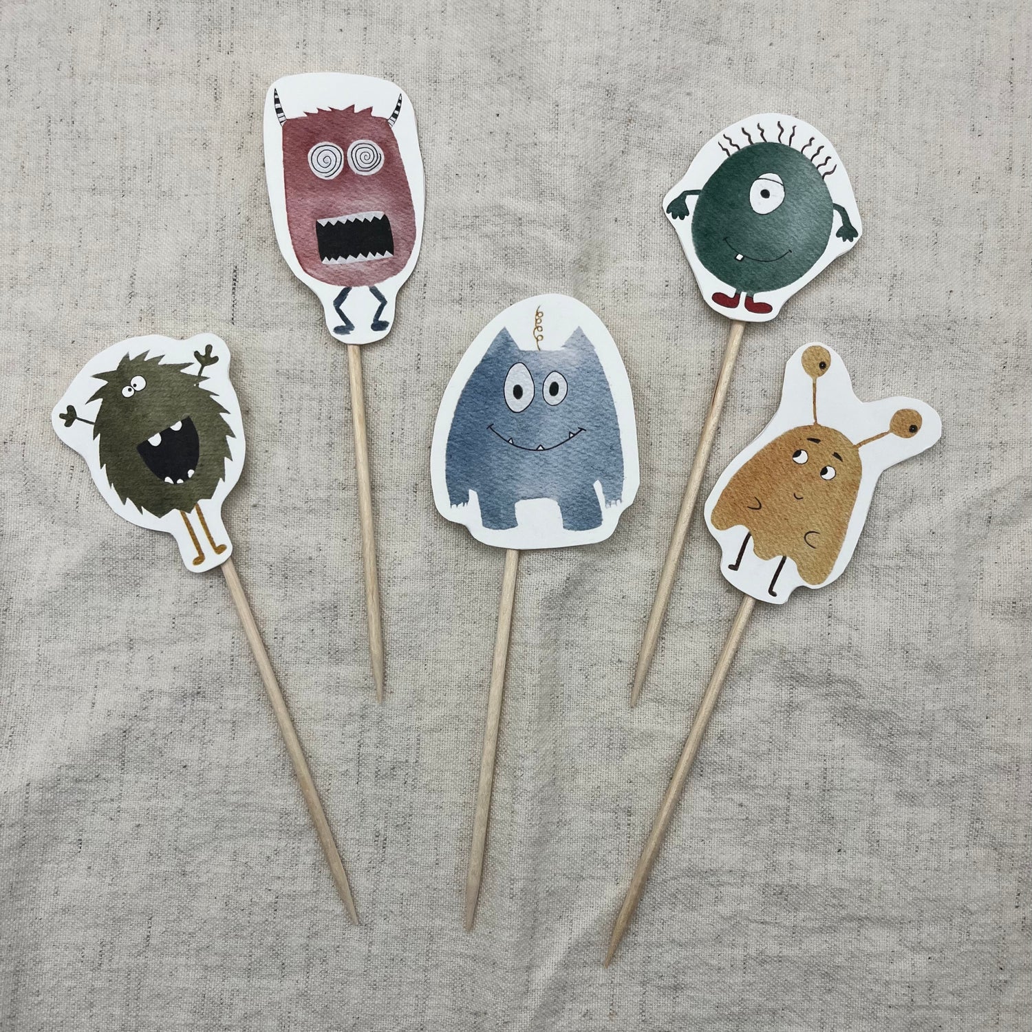 Handgemalter Caketopper mit Monstermotiv für den Kindergeburtstag, zum Selberbasteln.