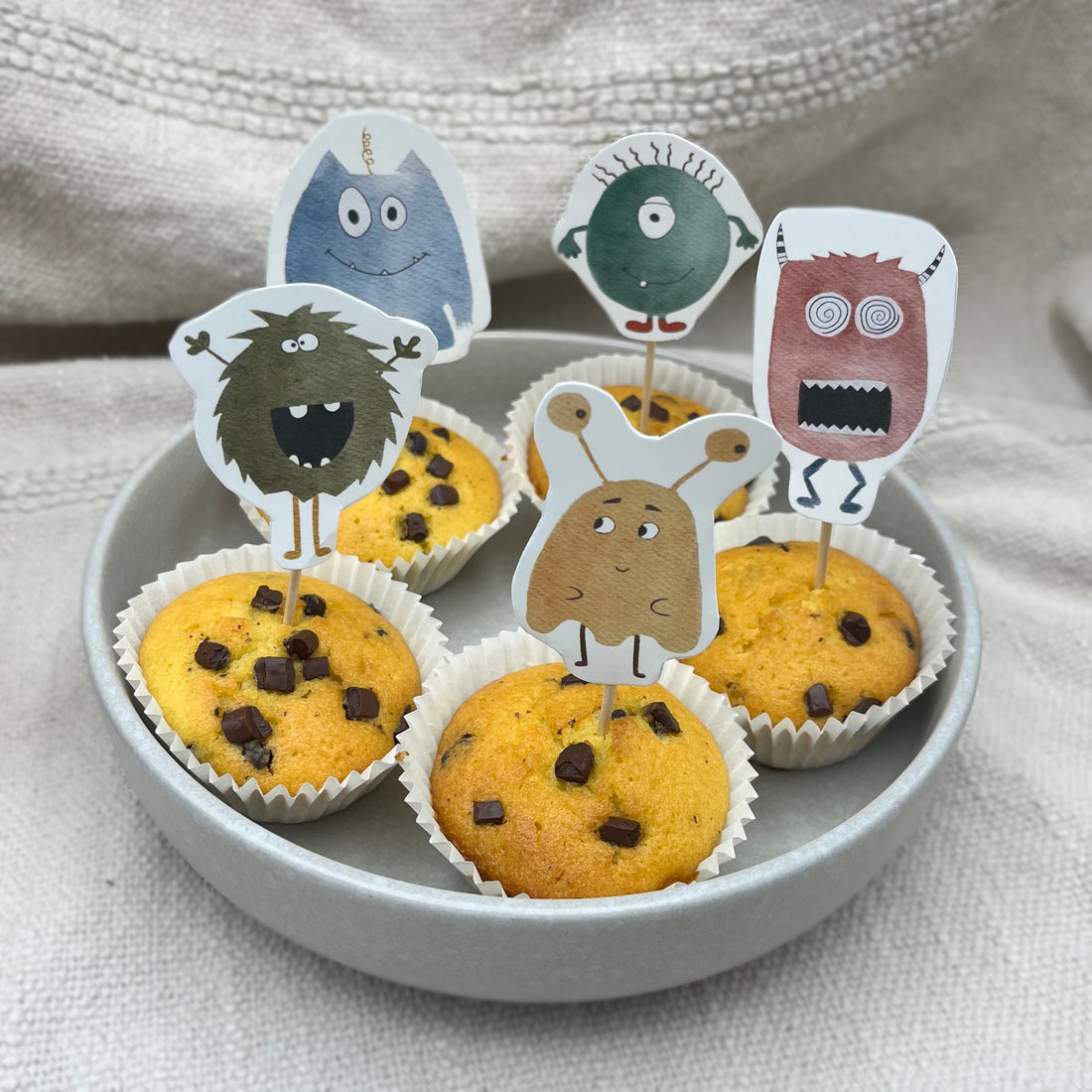 Monster-Caketopper als Dekoration auf einem Geburtstagskuchen für Kinder.