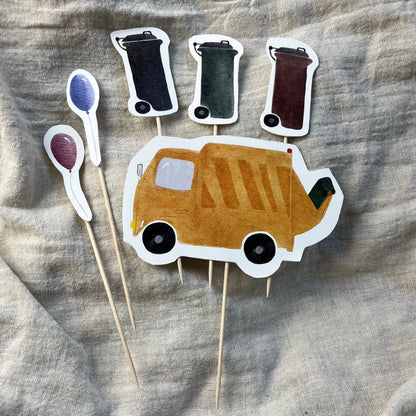 Detailansicht des Müllauto-Caketoppers mit handillustrierter Zeichnung.