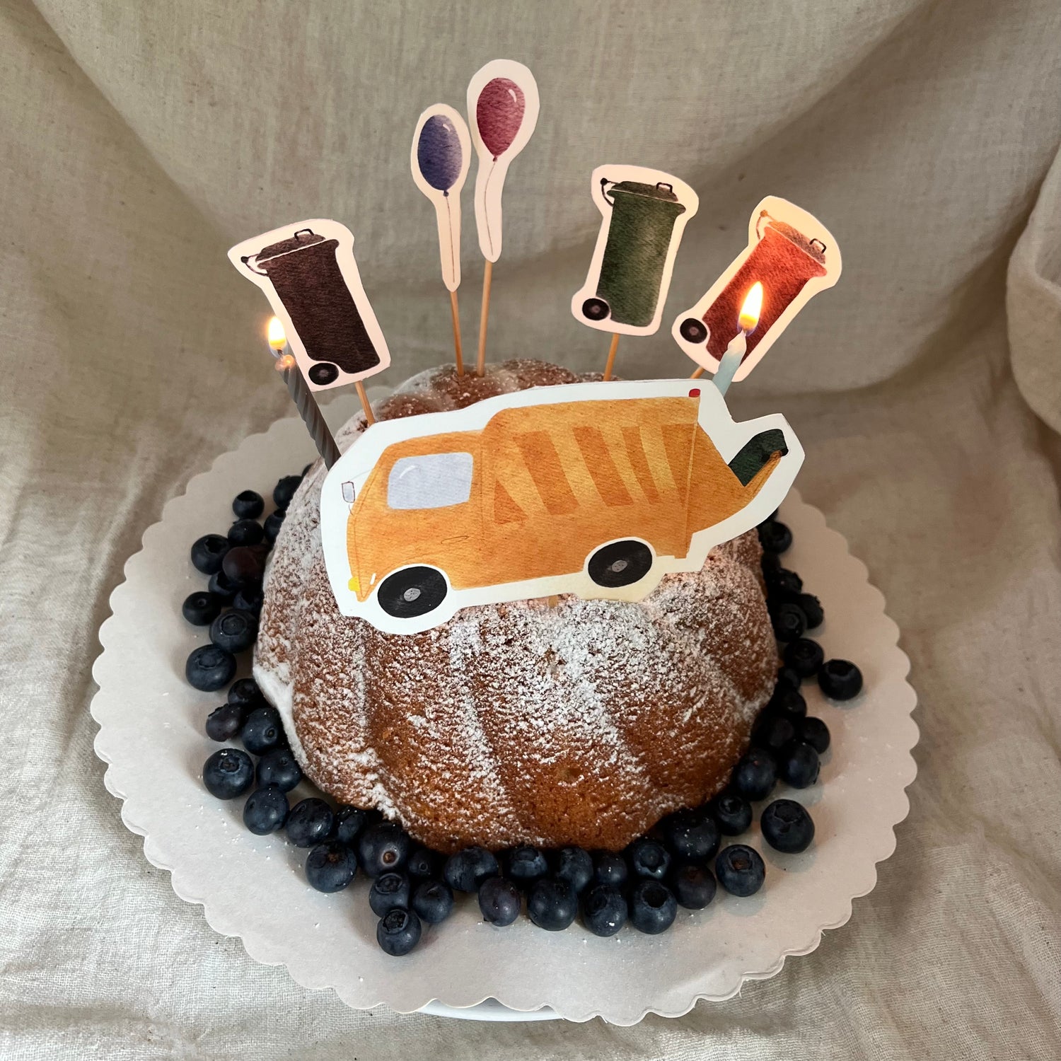 Handgemalter Caketopper mit Müllauto-Motiv für den Kindergeburtstag, zum Selberbasteln.