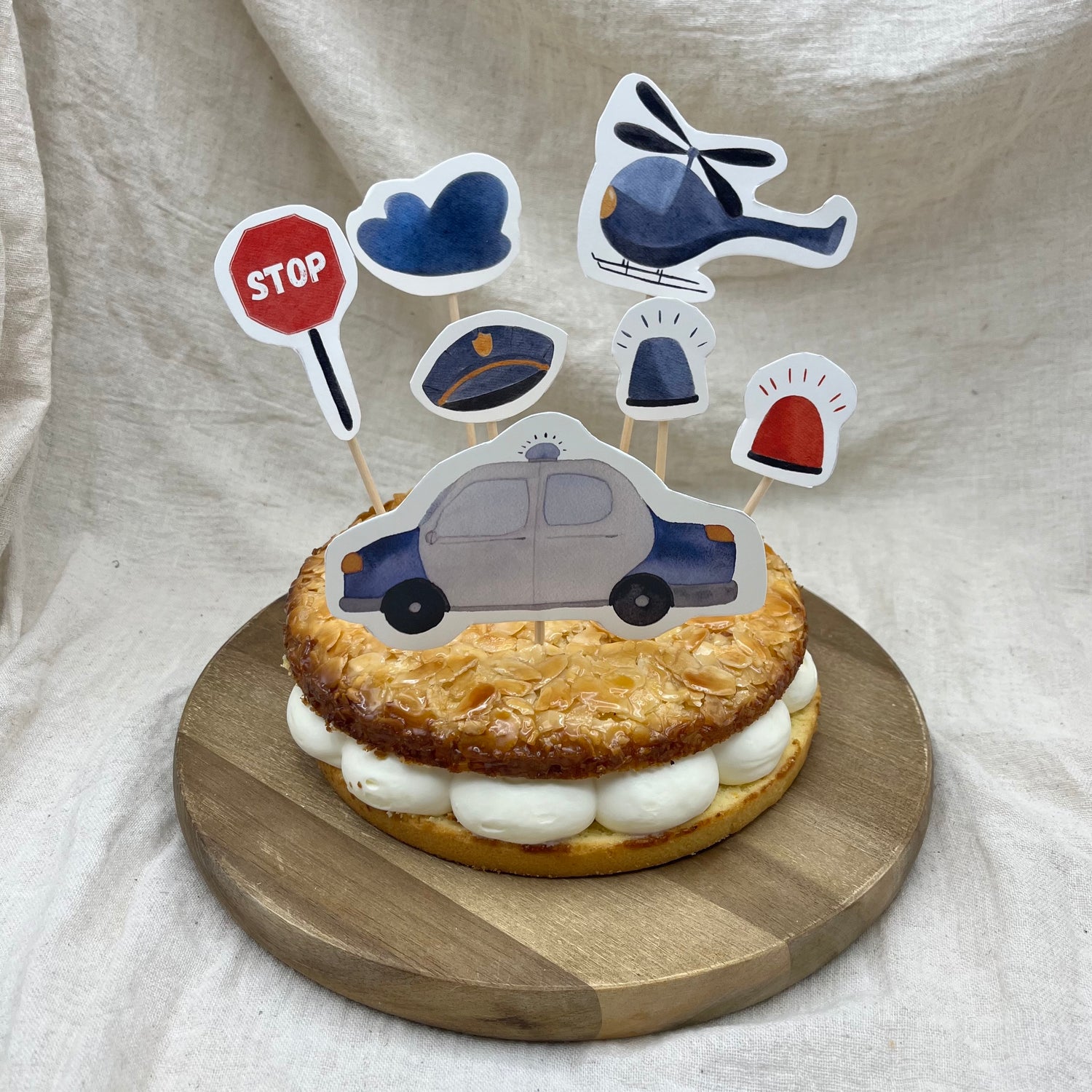 Polizei-Caketopper als Dekoration auf einem Geburtstagskuchen für Kinder.