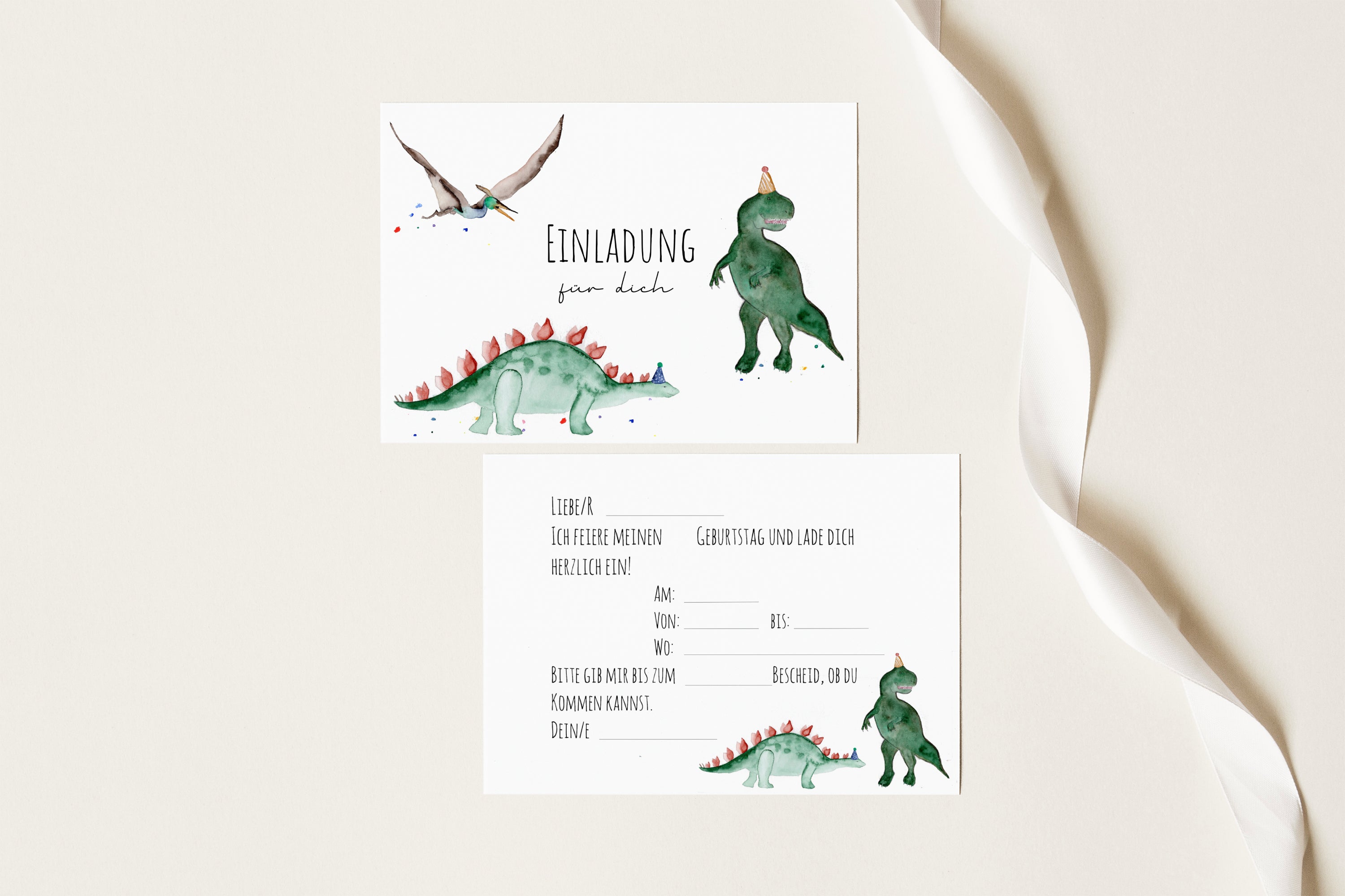 Vorder- und Rückseite der Dino-Einladungskarte für den Kindergeburtstag mit Lückentext