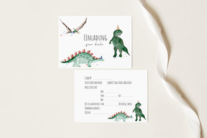 Vorder- und Rückseite der Dino-Einladungskarte für den Kindergeburtstag mit Lückentext
