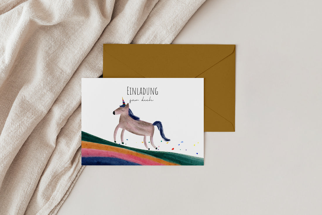 Einhorn-Einladungskarte für den Kindergeburtstag mit passendem Umschlag