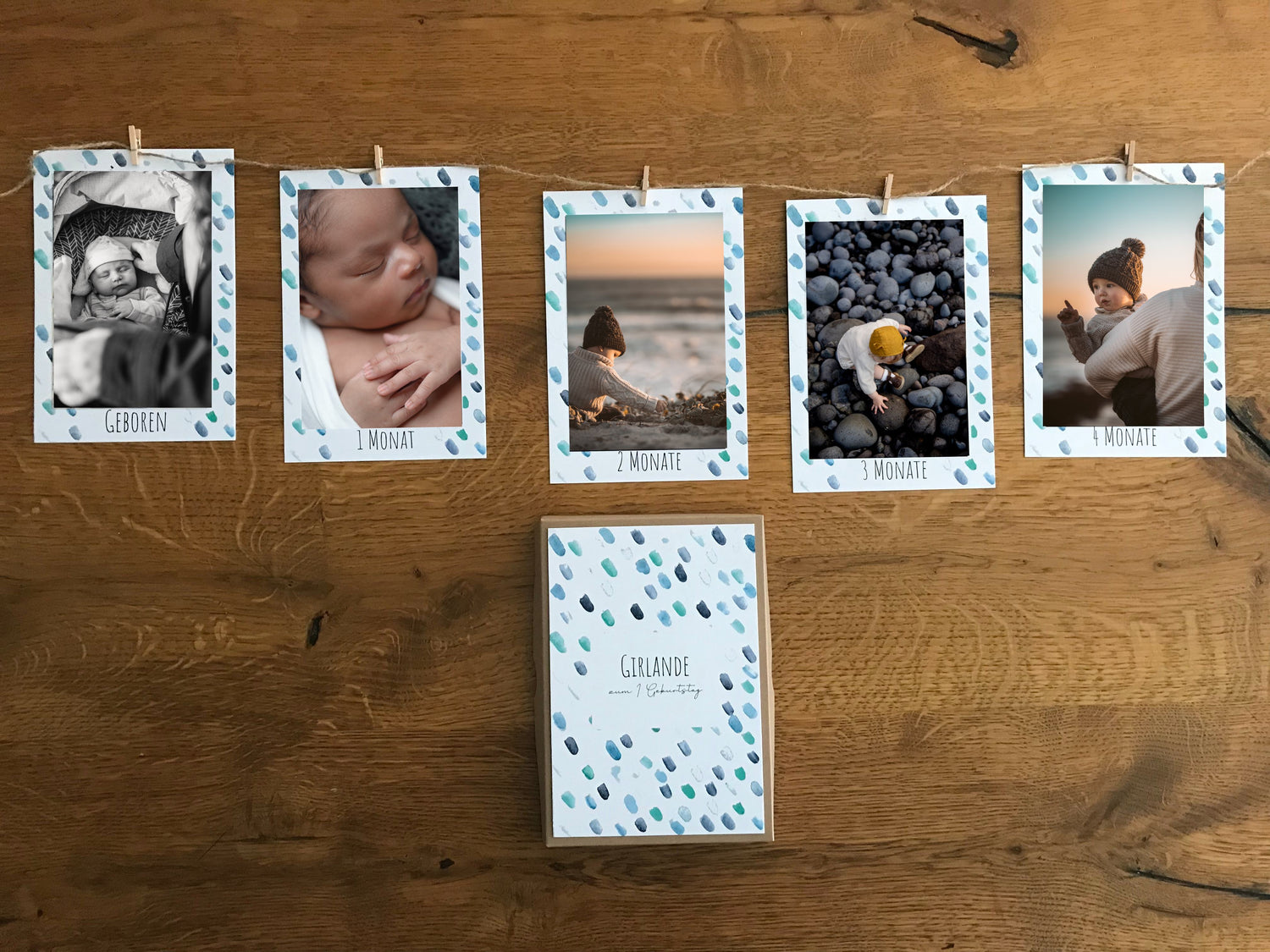 Fotogirlande Blaue Tupfer als Dekoration zum 1. Geburtstag mit aufgehängten Fotos.