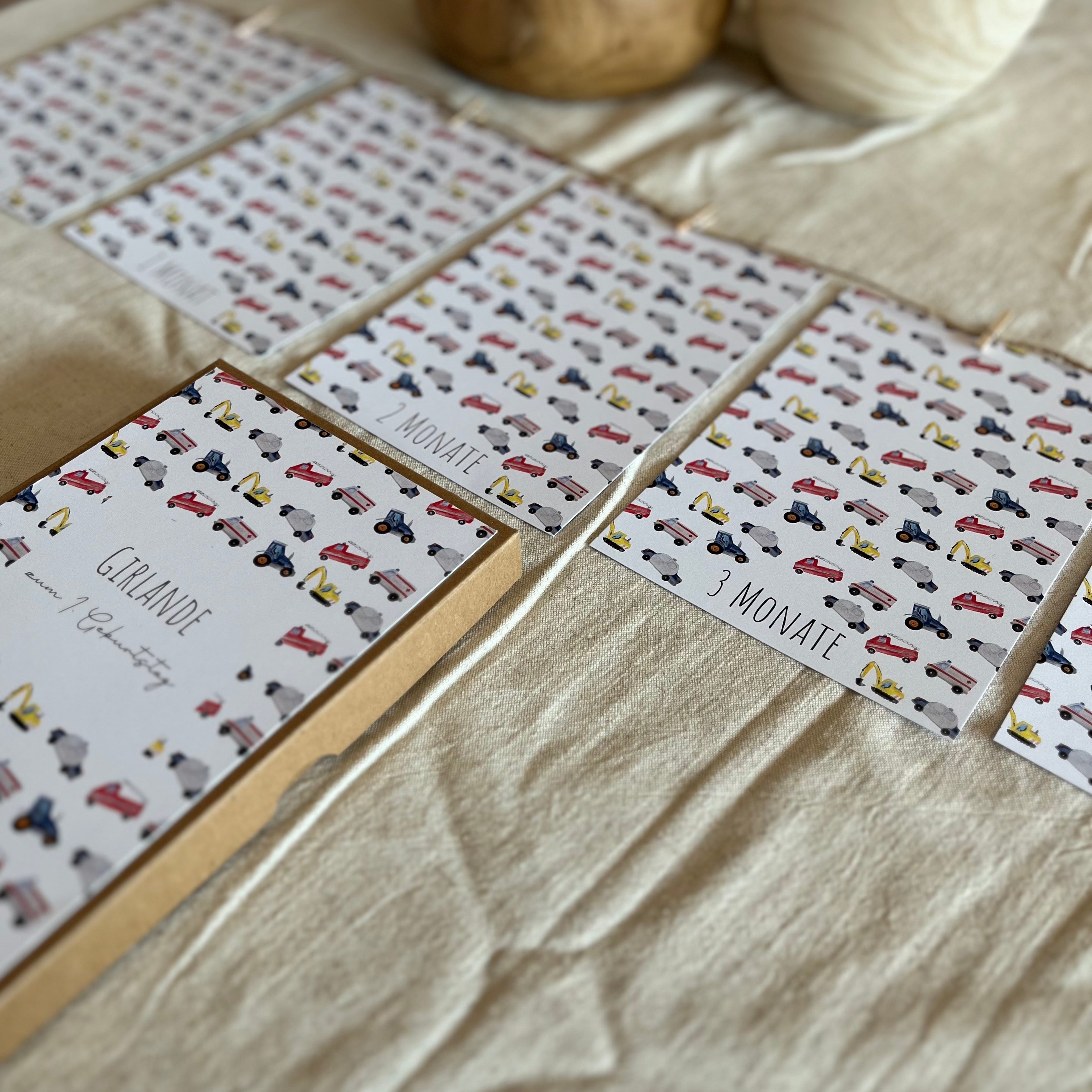 Fotogirlande zum 1. Geburtstag mit Fahrzeugmotiven und eingehängtem Babyfoto