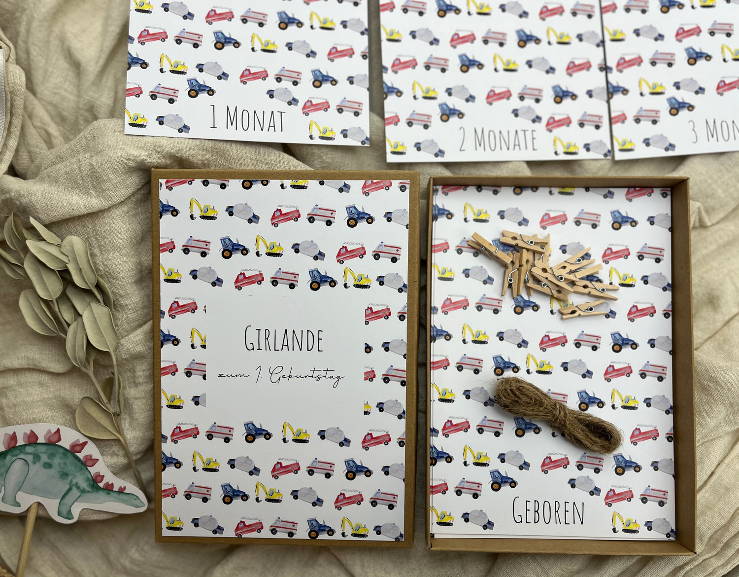 Einzelne Karte der Fotogirlande zum 1. Geburtstag mit handgemaltem Fahrzeugmotiv